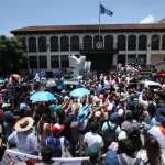Manifestantes llegan a la Corte de Constitucionalidad para rechazar la reelección de Wálter Mazariegos como rector de la Universidad de San Carlos de Guatemala. (Foto Prensa Libre: Esbin García)