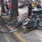 Autoridades y cuerpos de socorro atienden el percance ocurrido en la 23 avenida y calzada San Juan, zona 7, donde una triple colisión dejó personas heridas y daños a la señalización vial. (Foto Prensa Libre: PMT de Guatemala)