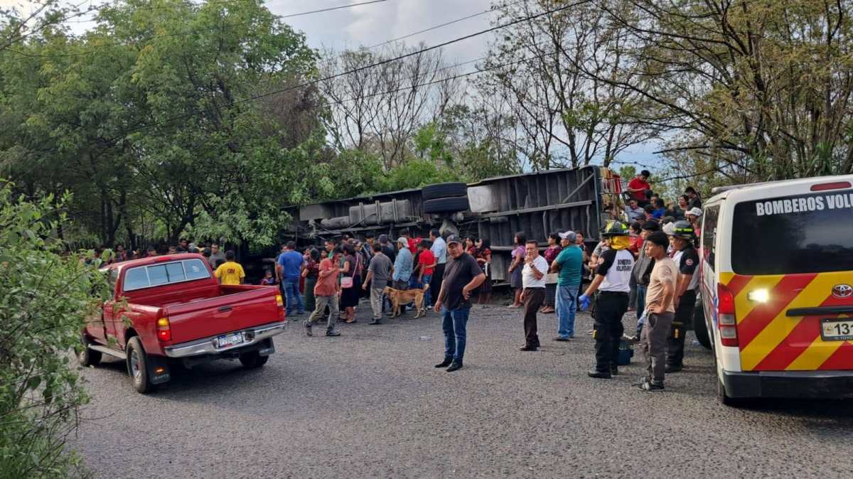 Video capta vuelco de autobús extraurbano que dejó 25 heridos en San Juan Sacatepéquez