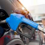 combustible persona con dispensador de gasolina
