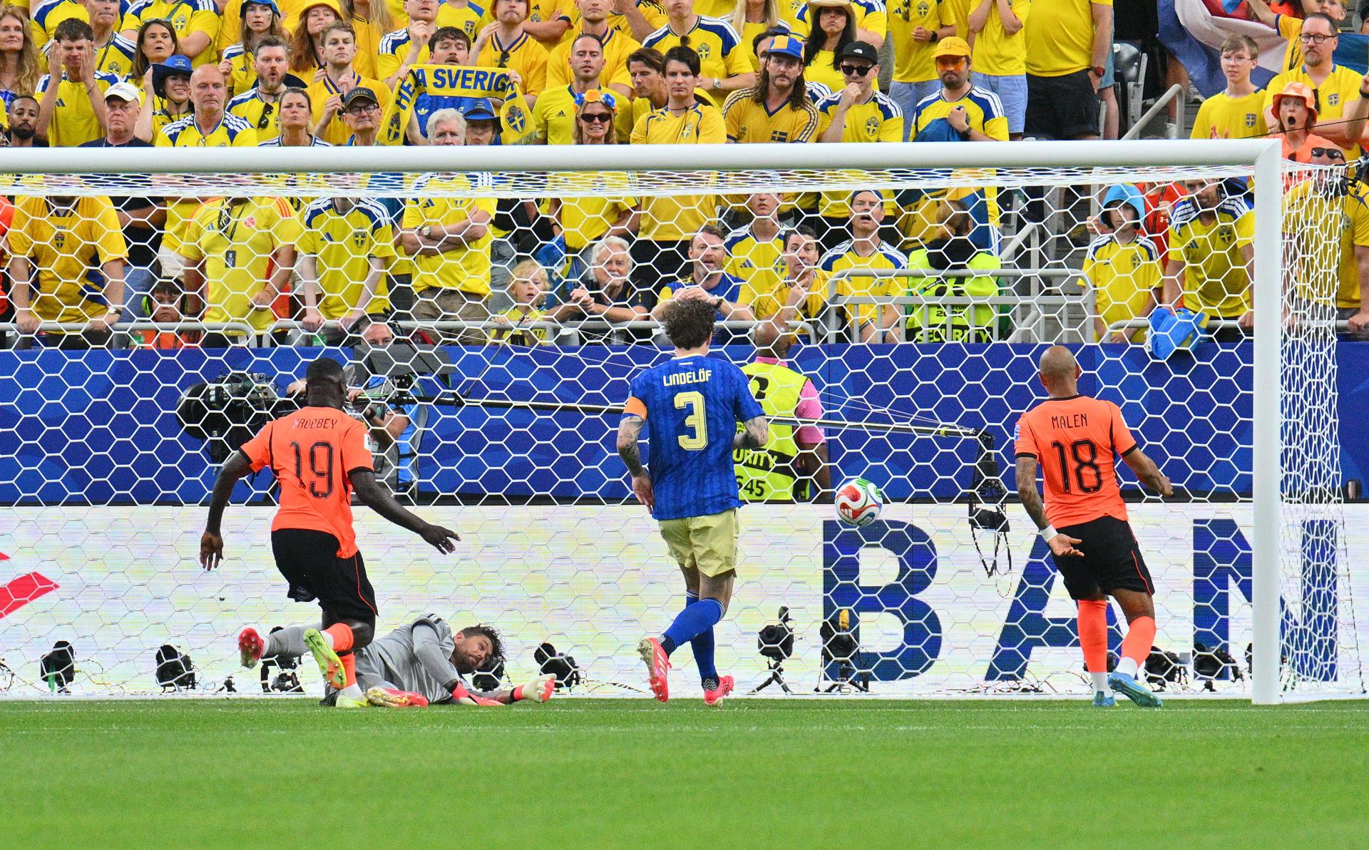 HOUSTON (United States), 20/06/2026.- Brian Brobbey of Netherlands (L) scores the 1-0 opening goal during the FIFA World Cup 2026 group stage match Netherlands against Sweden, in Houston, USA, 20 June 2026. (Países Bajos; Holanda, Suecia) EFE/EPA/SAM WASSON