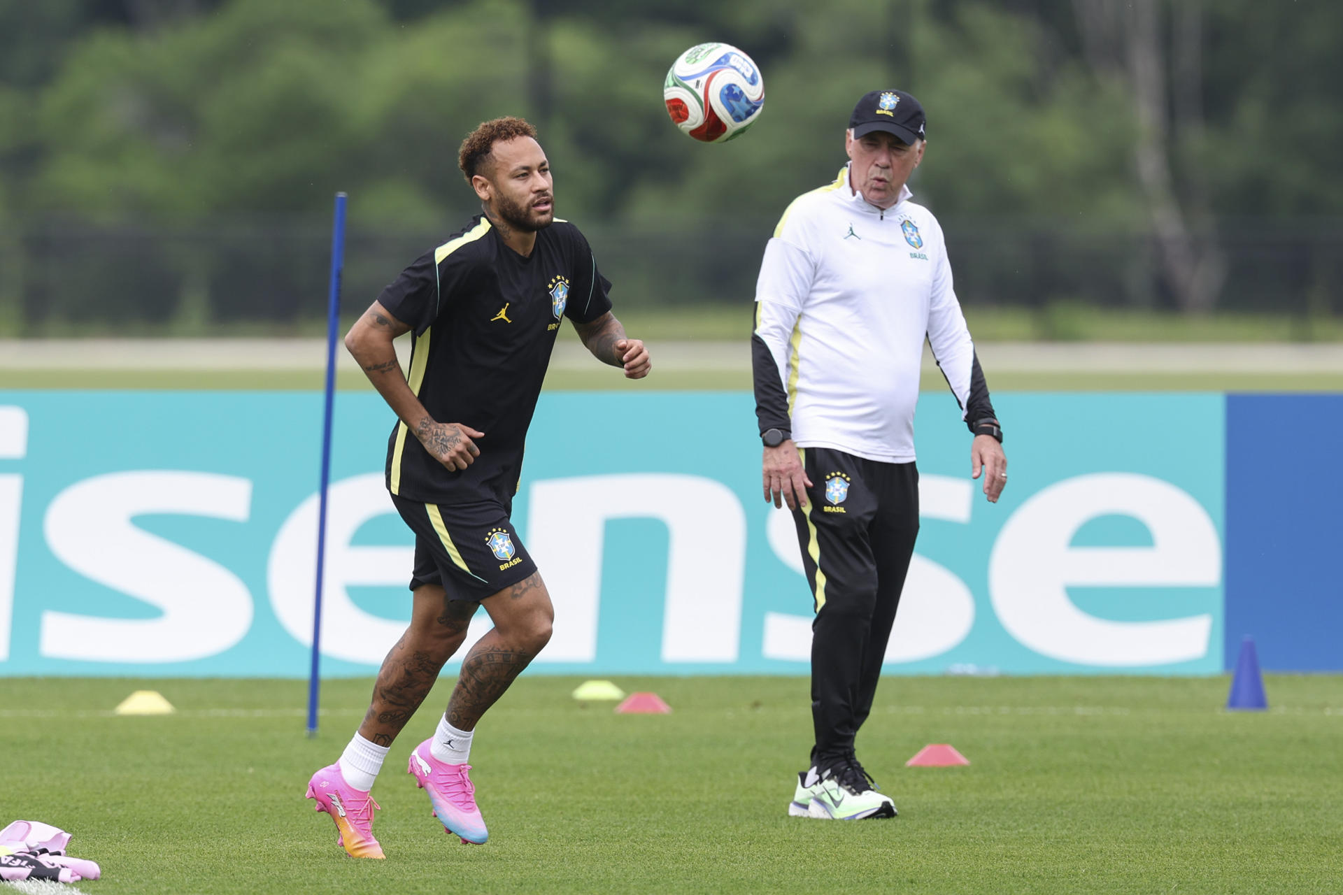 El seleccionador de Brasil, Carlo Ancelotti (d), observa a Neymar durante en el centro de entrenamiento Columbia Park, este jueves en Morristown, New Jersey (EE.UU.). EFE/SEBASTIÃO MOREIRA