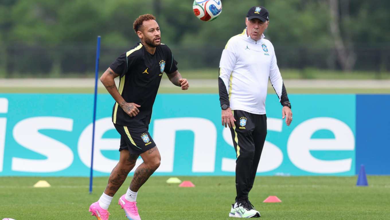 El seleccionador de Brasil, Carlo Ancelotti (d), observa a Neymar durante en el centro de entrenamiento Columbia Park, este jueves en Morristown, New Jersey (EE.UU.). EFE/SEBASTIÃO MOREIRA