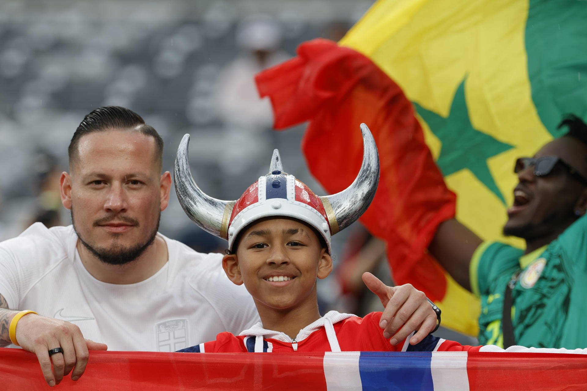 GR2017. NUEVA JERSEY (ESTADOS UNIDOS), 22/06/2026.- Aficionados de Noruega asisten a un partido del grupo I del Mundial de la FIFA 2026 entre Noruega y Senegal este lunes, en el estadio MetLife en Nueva Jersey (Estados Unidos). EFE/ Sebastiao Moreria