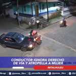 Una mujer embarazada que se movilizaba en motocicleta fue atropellada por un automóvil en San Sebastián, Retalhuleu. El conductor continuó su marcha, pero fue alcanzado por un vecino que presenció el accidente.