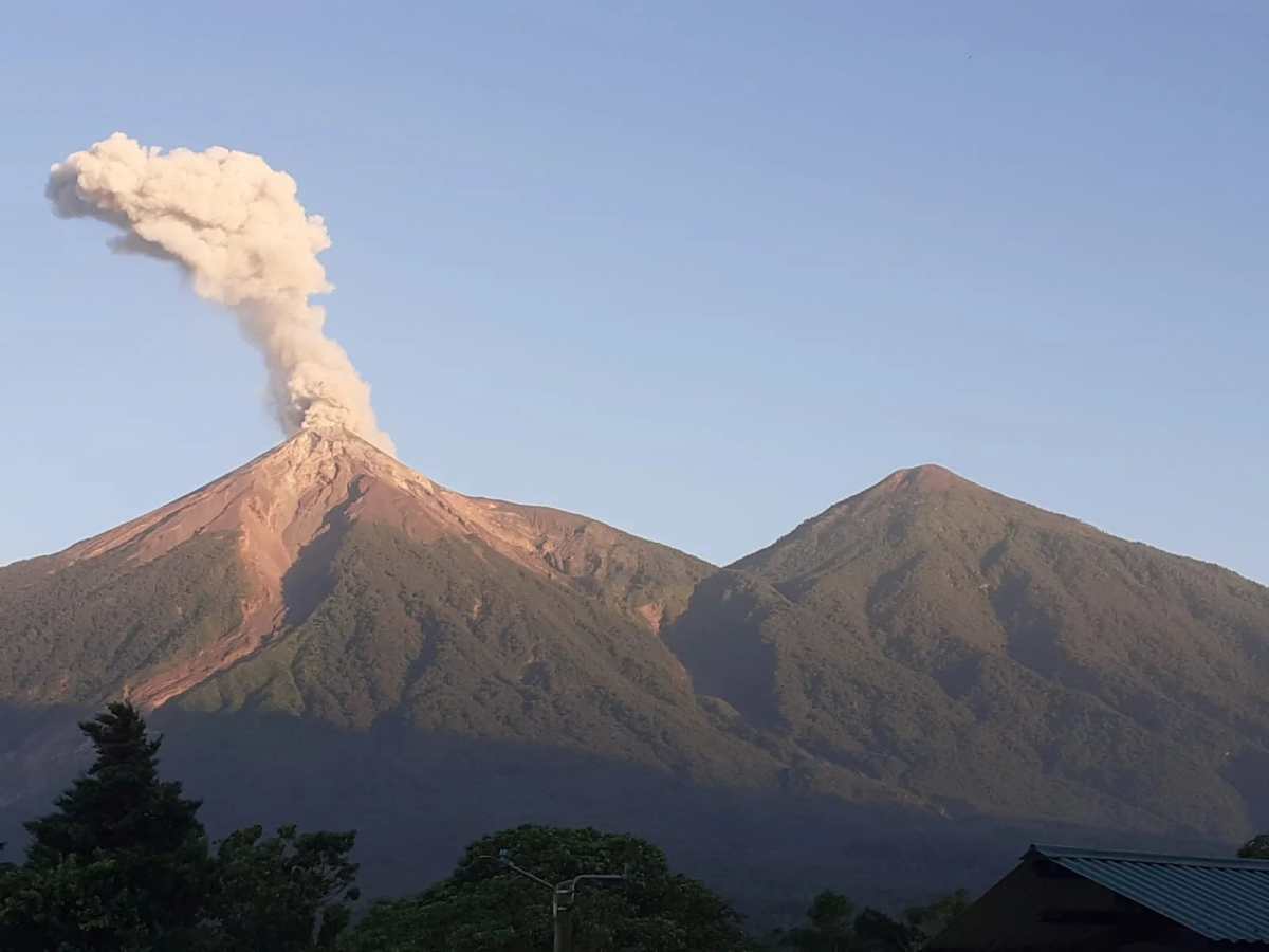 Insivumeh advierte de aumento de actividad en el volcán de Fuego y no descarta flujos de lava o más explosiones