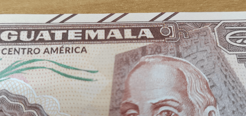 Slanted lines in the upper right part of the Q100 Commemorative Note 