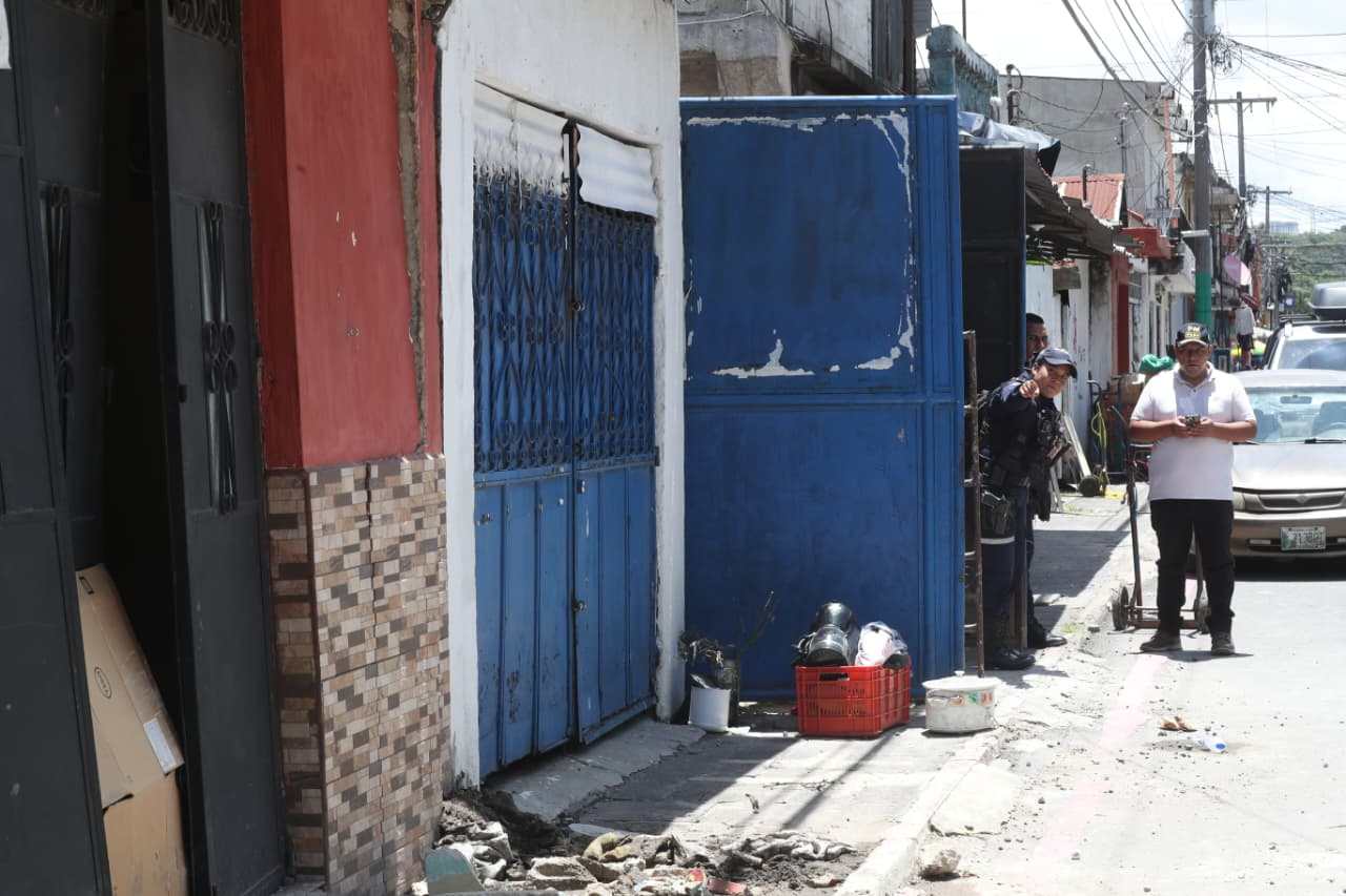 El 23 de junio de 2026, autoridades de la Municipalidad de San Miguel Petapa y de la Unidad Ejecutora de Conservación Vial (Covial) realizaron una visita al sector para evaluar los daños y el riesgo en la zona. (Foto, Prensa Libre: Bayron Baiza)