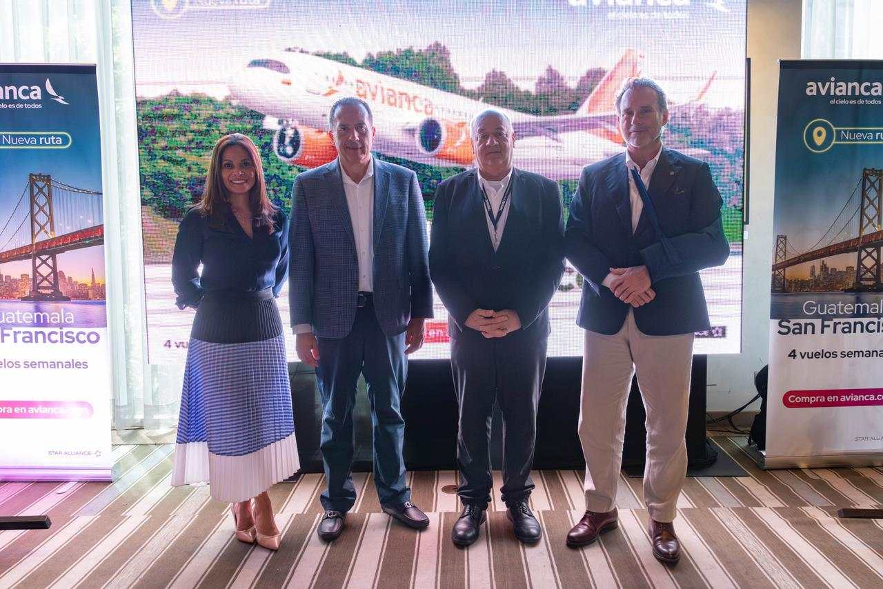 Representantes de la aerolínea Avianca y autoridades del Inguat durante la inauguración de la ruta temporal Guatemala - Boston. (Foto, Prensa Libre: cortesía Avianca)
