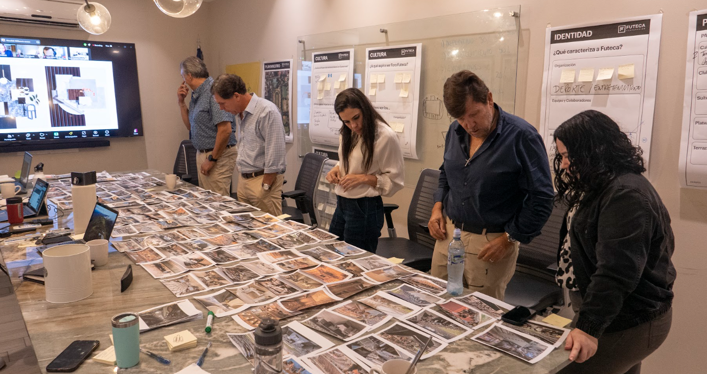 El equipo de Futeca Corporación durante una de las reuniones técnicas en las que se definieron los componentes del diseño de Distrito Futeca, incorporando aprendizajes y referencias de los recintos internacionales visitados. (Foto, Prensa Libre: cortesía Futeca Corporación)