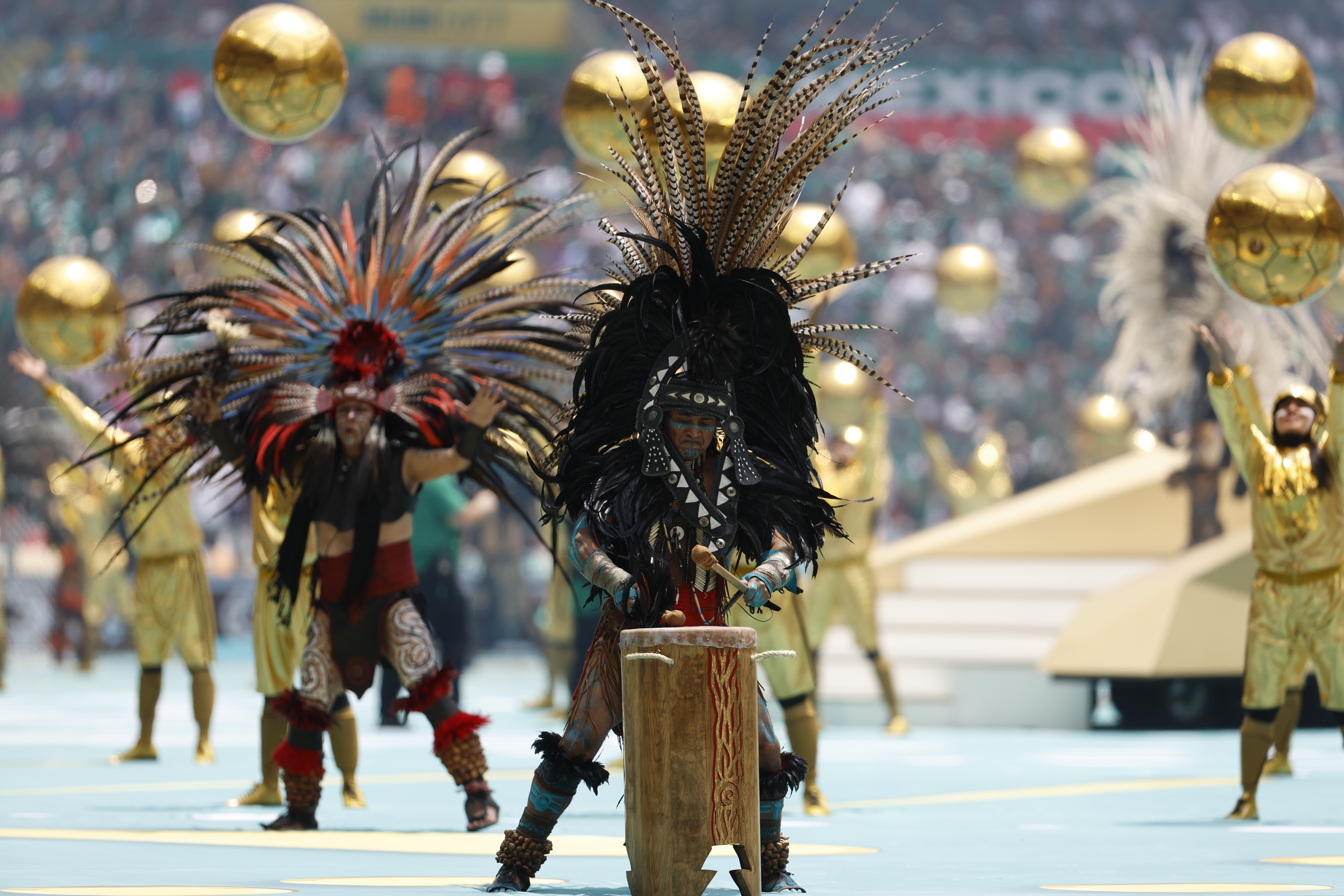 AME726. CIUDAD DE MÉXICO (MÉXICO), 11/06/2026.- Artistas se presentan este jueves, en la inauguración del Mundial de la FIFA 2026 en el estadio Ciudad de México (México). EFE/ Sashenka Gutierrez