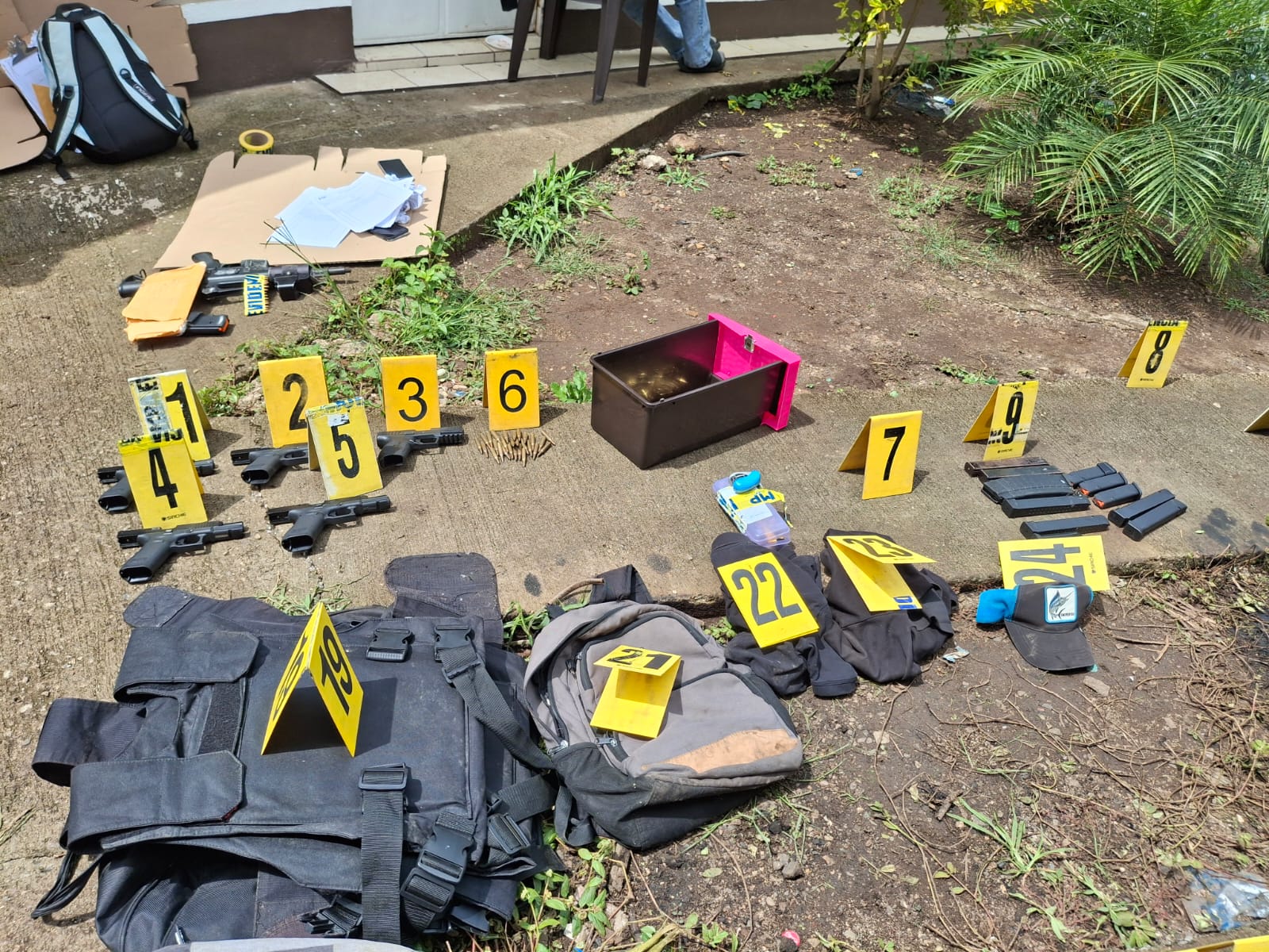 Capturan a dos hombres y localizan armas en allanamientos en Santa Rosa
