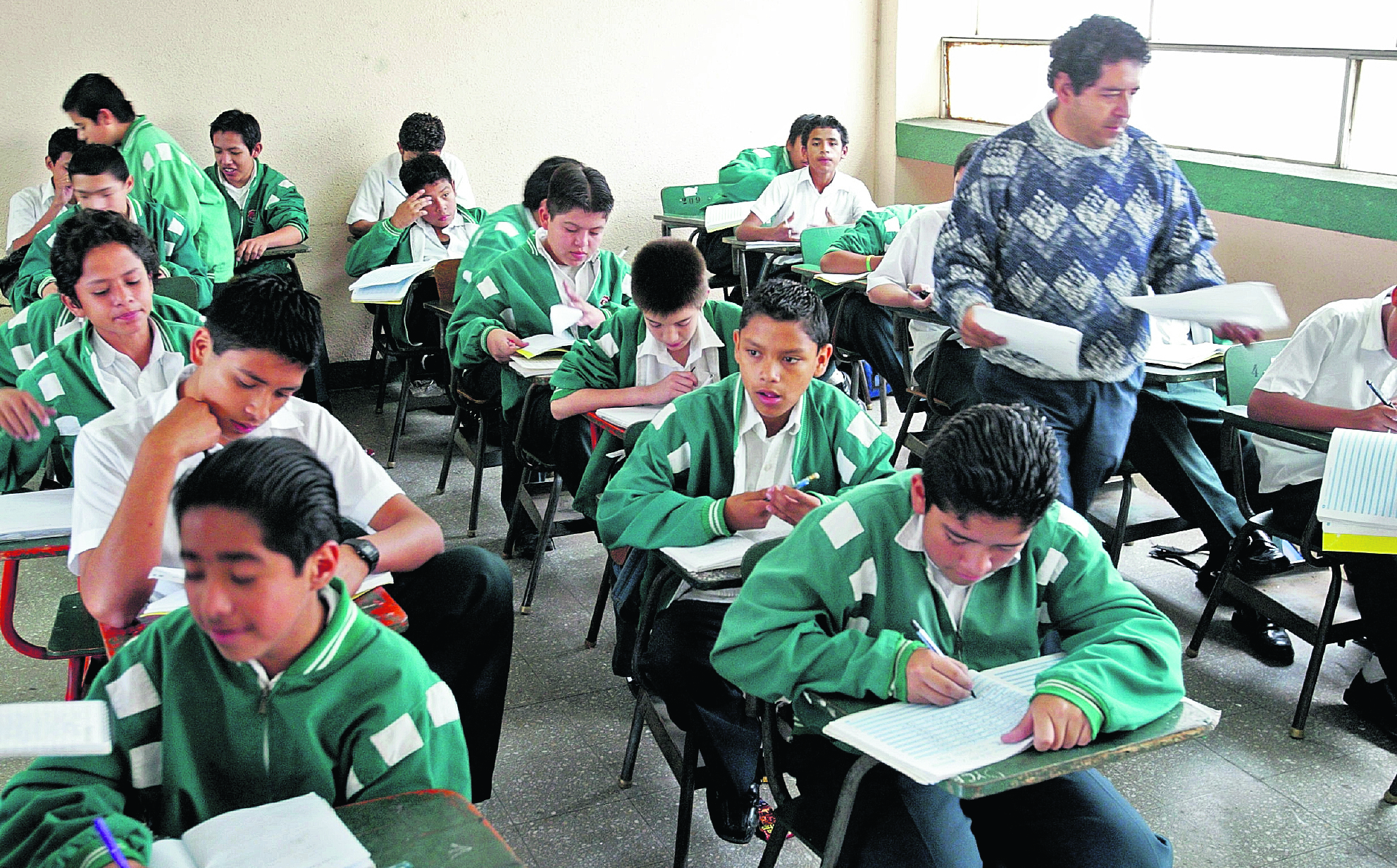 ESTUDIANTES DE LA ESCUELA NORMAL PARA VARONES ZONA 13, SALDRAN DE ESTUDIAR HASTA DE 31 DE OCTUBRE, PARA REPONER EL TIEMPO PERDIDO EN LAS MANIFESTACIONES EN CONTRA DEL AUMENTO DE UN ANO EN LA CARRERA DEL MAGISTERIO./ MYNOR DE LEON