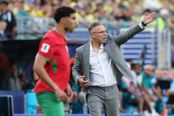 El seleccionador de Marruecos, Mohamed Ouahbi, da instrucciones durante el partido que su selección disputa contra Brasil en el Mundial 2026. (Foto Prensa Libre: EFE)