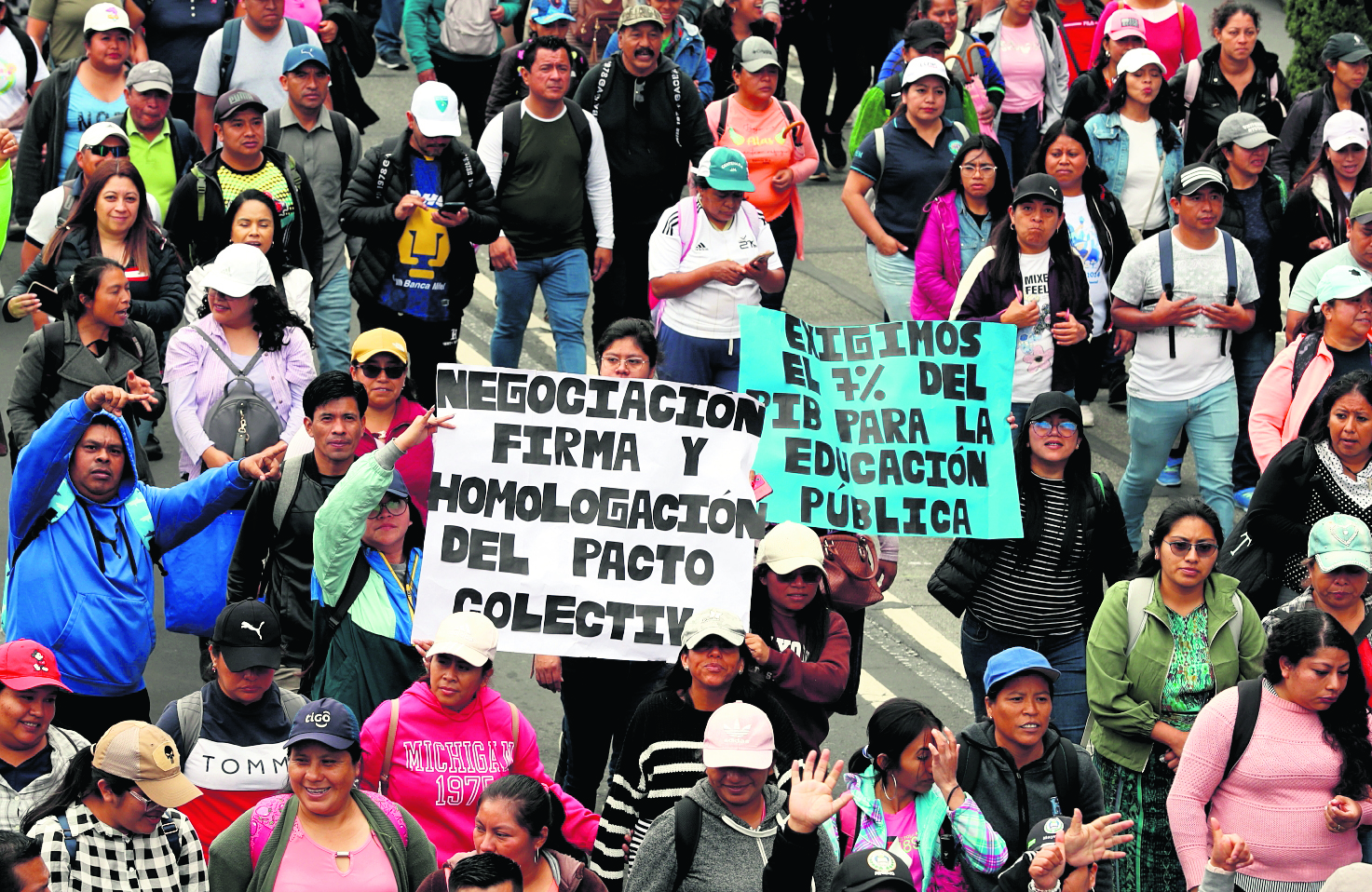 Los maestros del Sindicato de Trabajadores de la Educación de Guatemala (STEG) y su secretario, Joviel Acevedo, realizaron una marcha este jueves 21 de noviembre en la ciudad capital, para exigir la renegociación del pacto colectivo, propuesta que se encuentra bajo confidencialidad.Los sindicalistas se reunieron con la Junta Directiva del CongresoFotografía Esbin Garcia  21-11-24