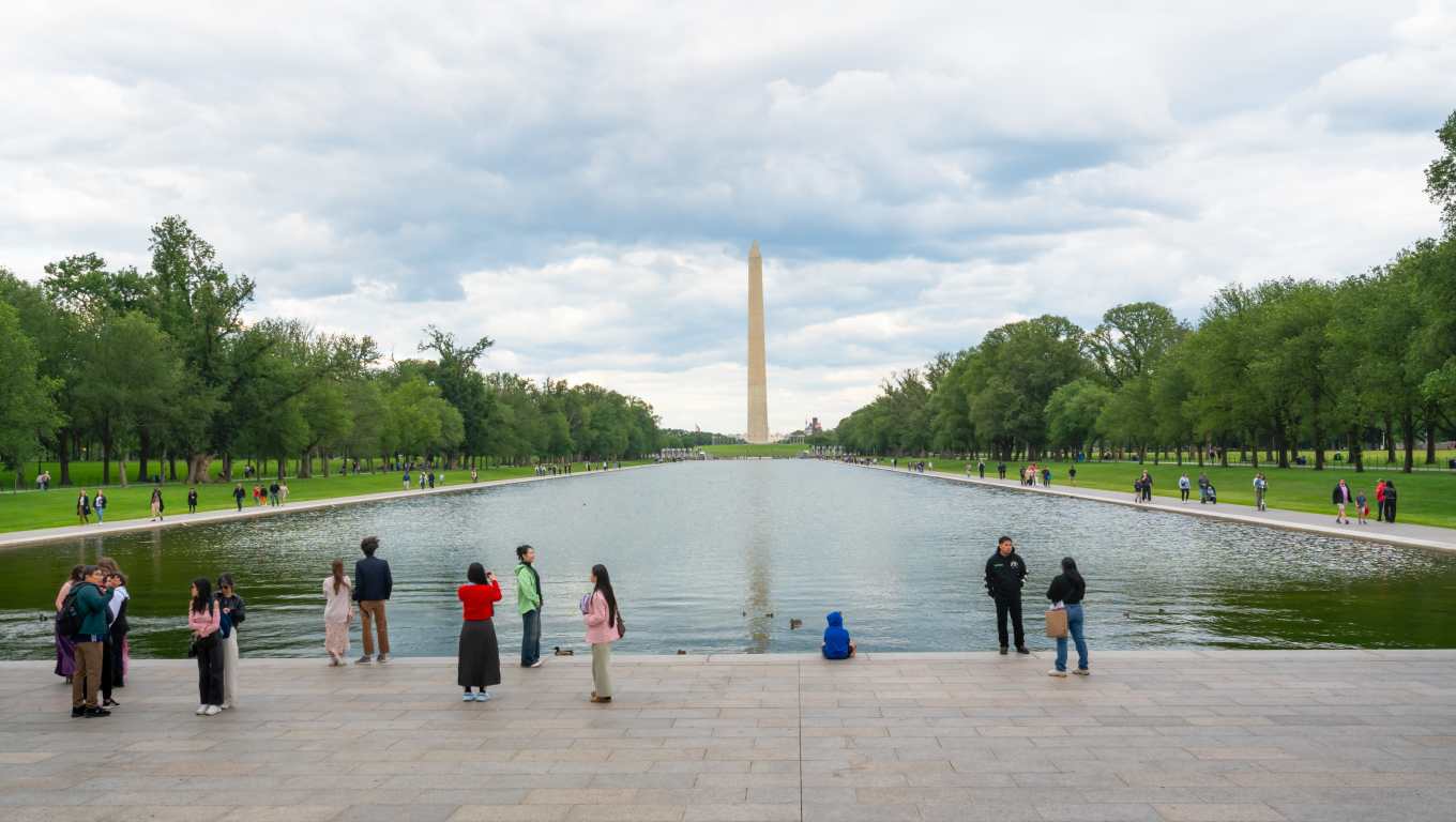 Foto de referencia. El estanque reflectante frente al Monumento a Lincoln volvió a llenarse de agua tras una remodelación impulsada por Donald Trump. (Foto Prensa Libre: Shutterstock)