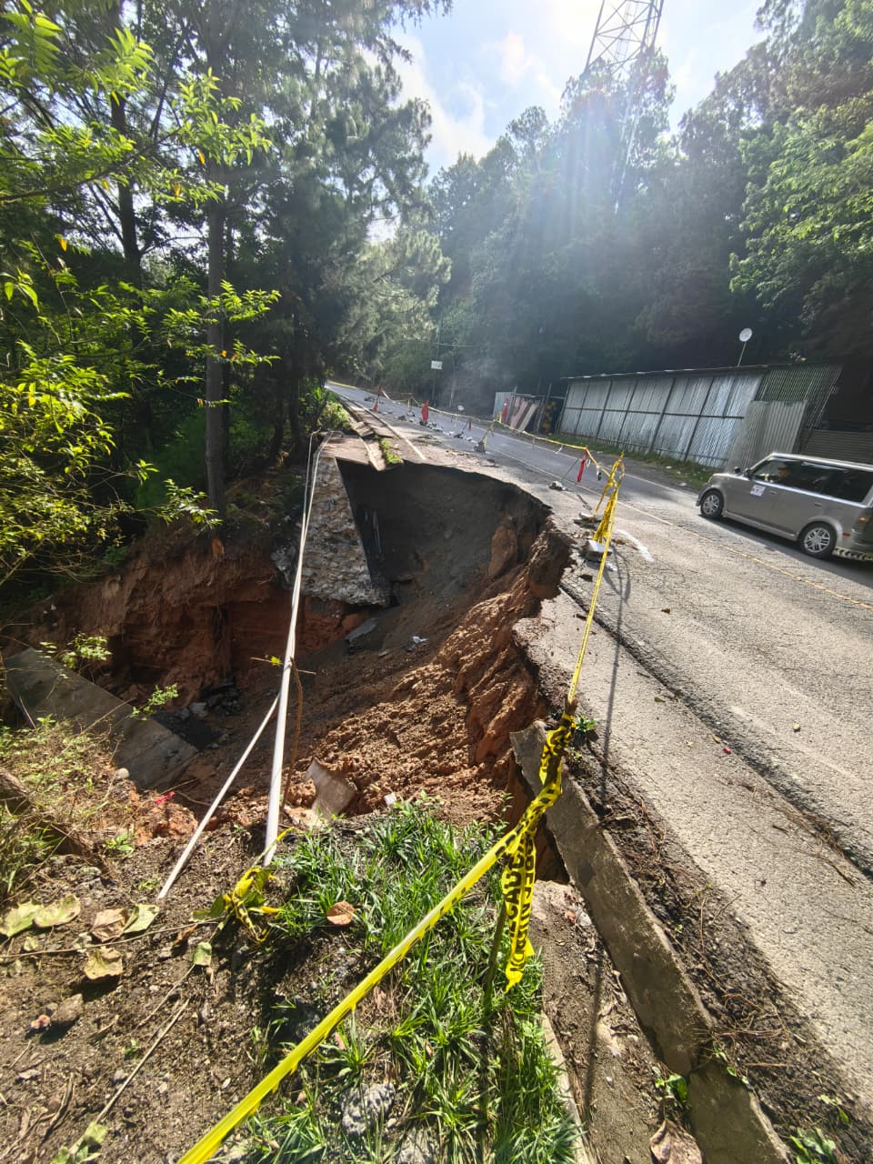 La Conred reporta un socavamiento en el kilómetro 132.5 de la Ruta Nacional 1, en San Jerónimo, Baja Verapaz. (Foto Prensa Libre: Conred)