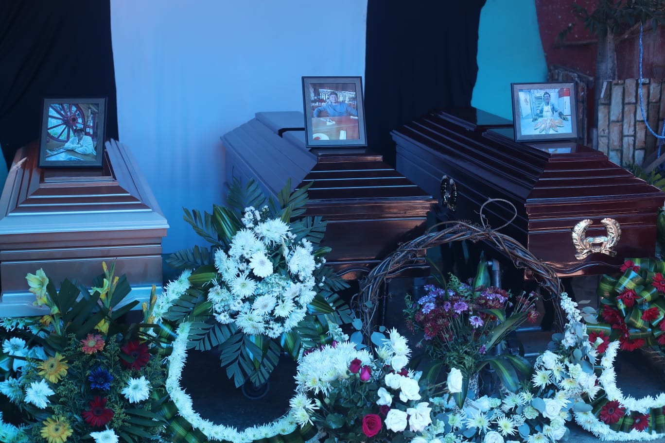 Los tres ataúdes de los familiares de Pako GT permanecen en el velorio, donde el generador de contenido ofreció declaraciones sobre el ataque armado ocurrido en Boca del Monte. (Foto Prensa Libre: Juan Diego González) 