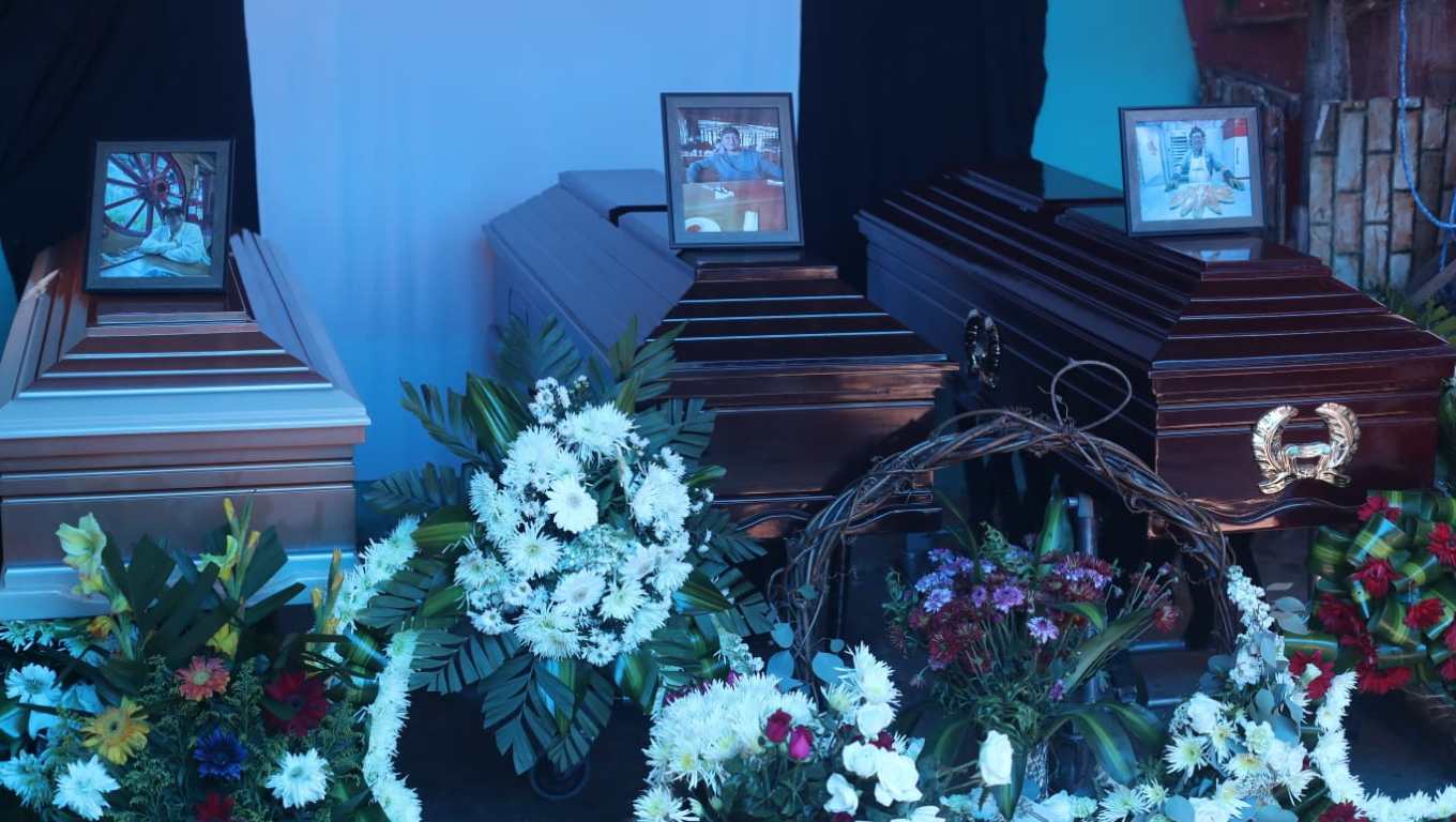 Los tres ataúdes de los familiares de Pako GT permanecen en el velorio, donde el generador de contenido ofreció declaraciones sobre el ataque armado ocurrido en Boca del Monte. (Foto Prensa Libre: Juan Diego González)