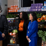 El alcalde de la ciudad de Nueva York, Zohran Mamdani, sostiene unos plátanos mientras habla en un centro de distribución de alimentos el 27 de julio de 2026, en el distrito de Brooklyn, Nueva York.