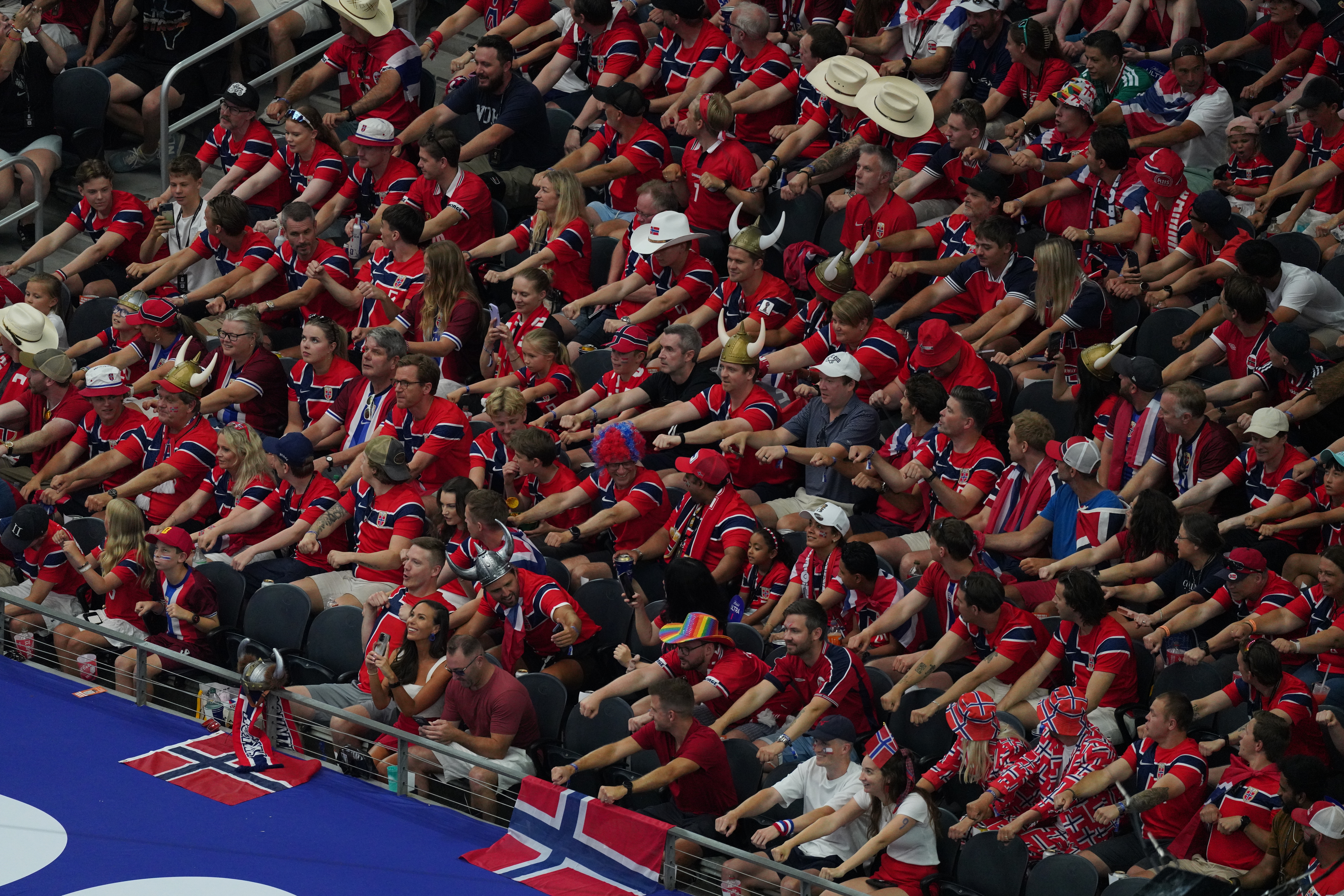  Aficionados noruegos con su característica celebración en la Copa del Mundo 2026. (Foto Prensa Libre: EFE).