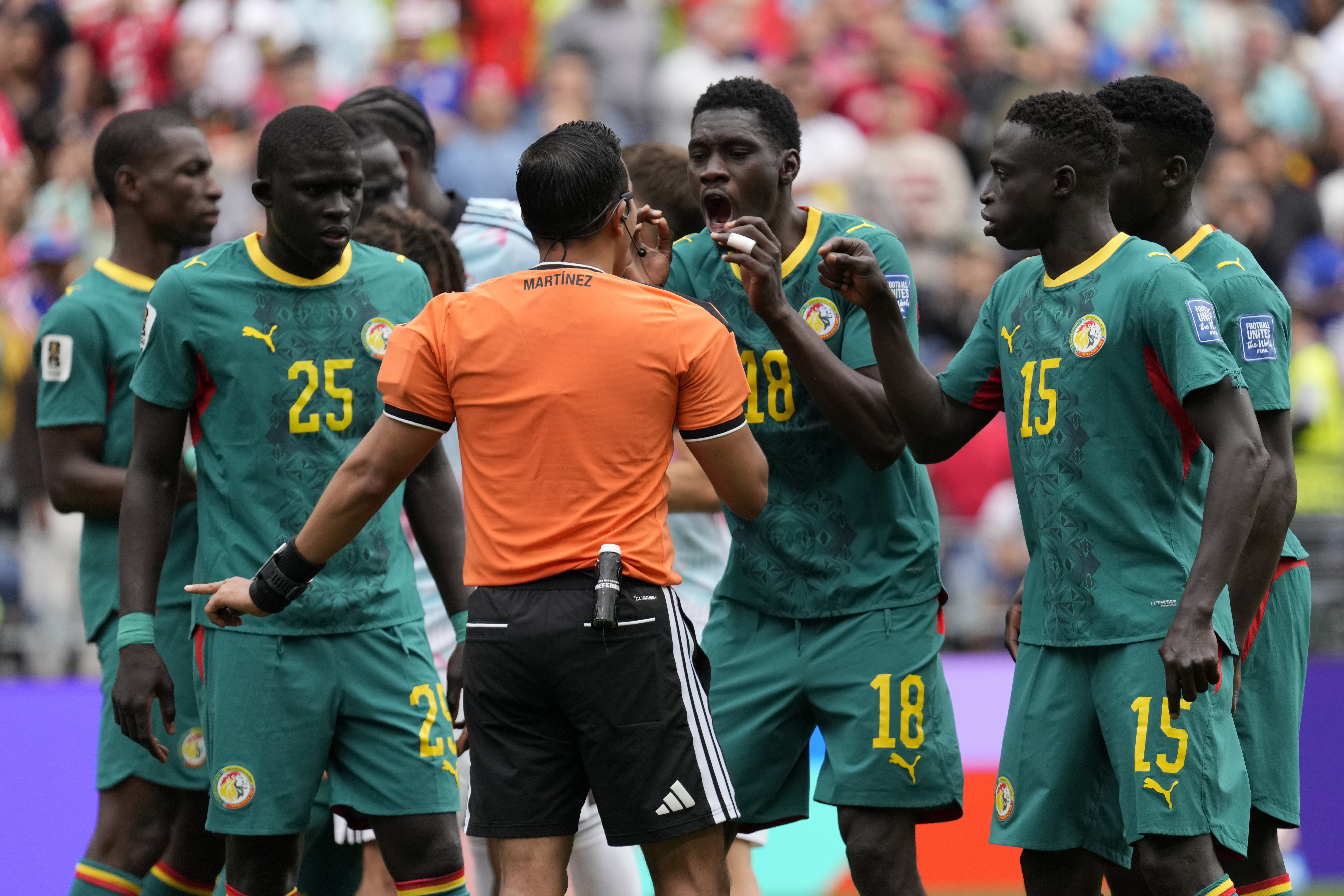 SEATTLE (United States), 02/07/2026.- Players of Senegal argue with Referee Said Hernandez after awarding a penalty to Belgium during the FIFA World Cup 2026 Round of 32 match Belgium against Senegal, in Seattle, Washington, USA, 01 July 2026. (Bélgica) EFE/EPA/STEPHEN BRASHEAR
