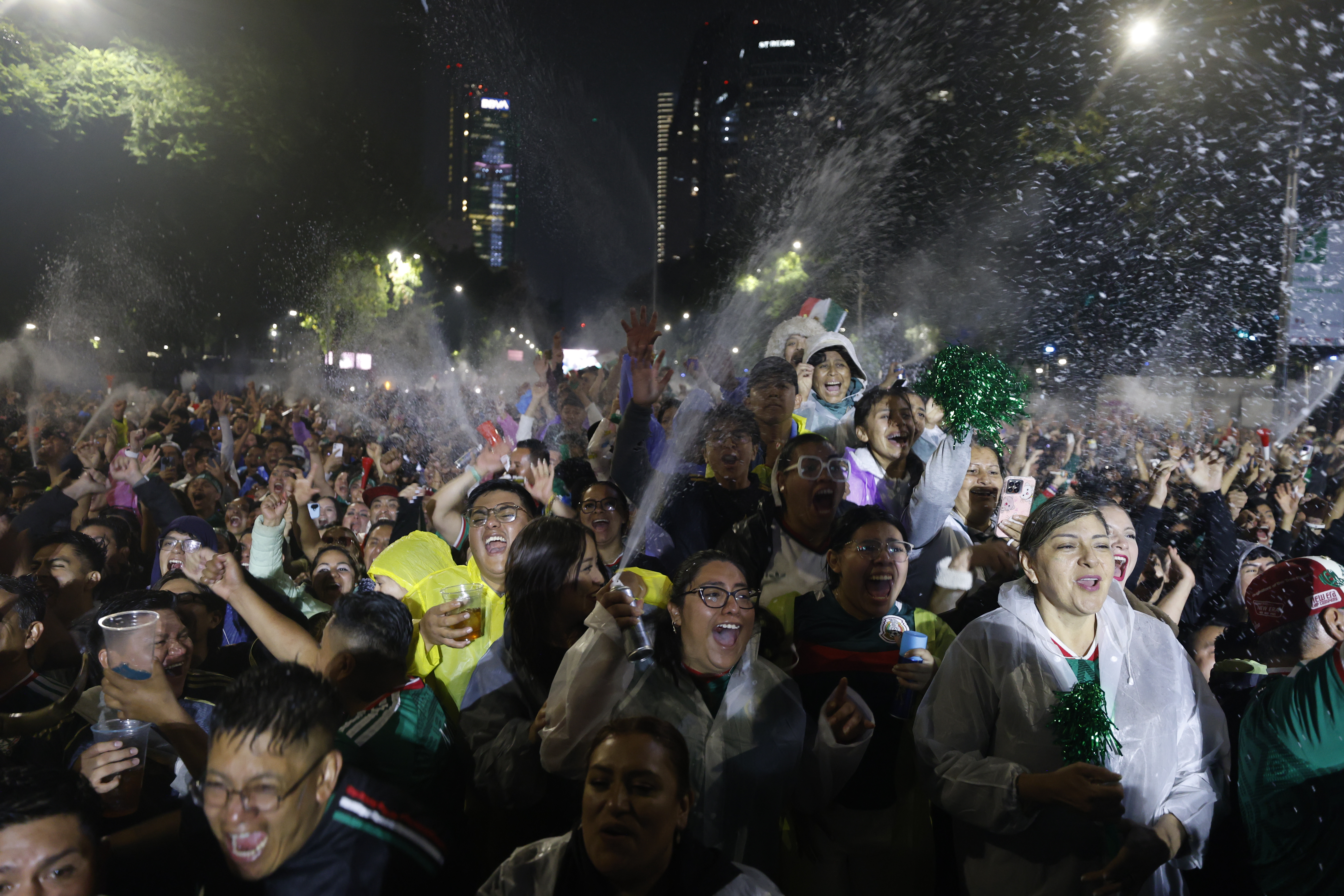 MEX7035. CIUDAD DE MÉXICO (MÉXICO), 01/07/2026.- Aficionados festejan el triunfo de la selección Mexicana de Fútbol, la madrugada de este miércoles en Ciudad de México (México). La selección mexicana, pletórica con una campaña invicta que ya enlaza cuatro victorias en igual número de salidas, 8 goles a favor y ninguno en contra, quiere más, mira a octavos, donde chocará con Inglaterra, pero lamenta el fallecimiento de 3 hinchas durante las desenfrenadas celebraciones. EFE/ Sáshenka Gutiérrez