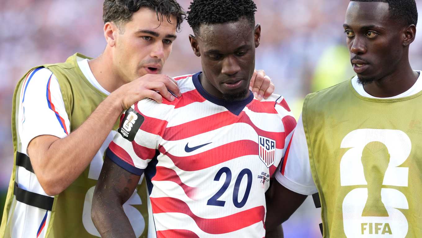 GR4032. SANTA CLARA (ESTADOS UNIDOS), 01/07/2026.- Folarin Balogun (c) de Estados Unidos reacciona al ser expulsado este miércoles, en un partido de los dieciseisavos de final del Mundial de la FIFA 2026 entre Estados Unidos y Bosnia Herzegovina en el estadio Levi's en Santa Clara (Estados Unidos). EFE/ Omar Alonso