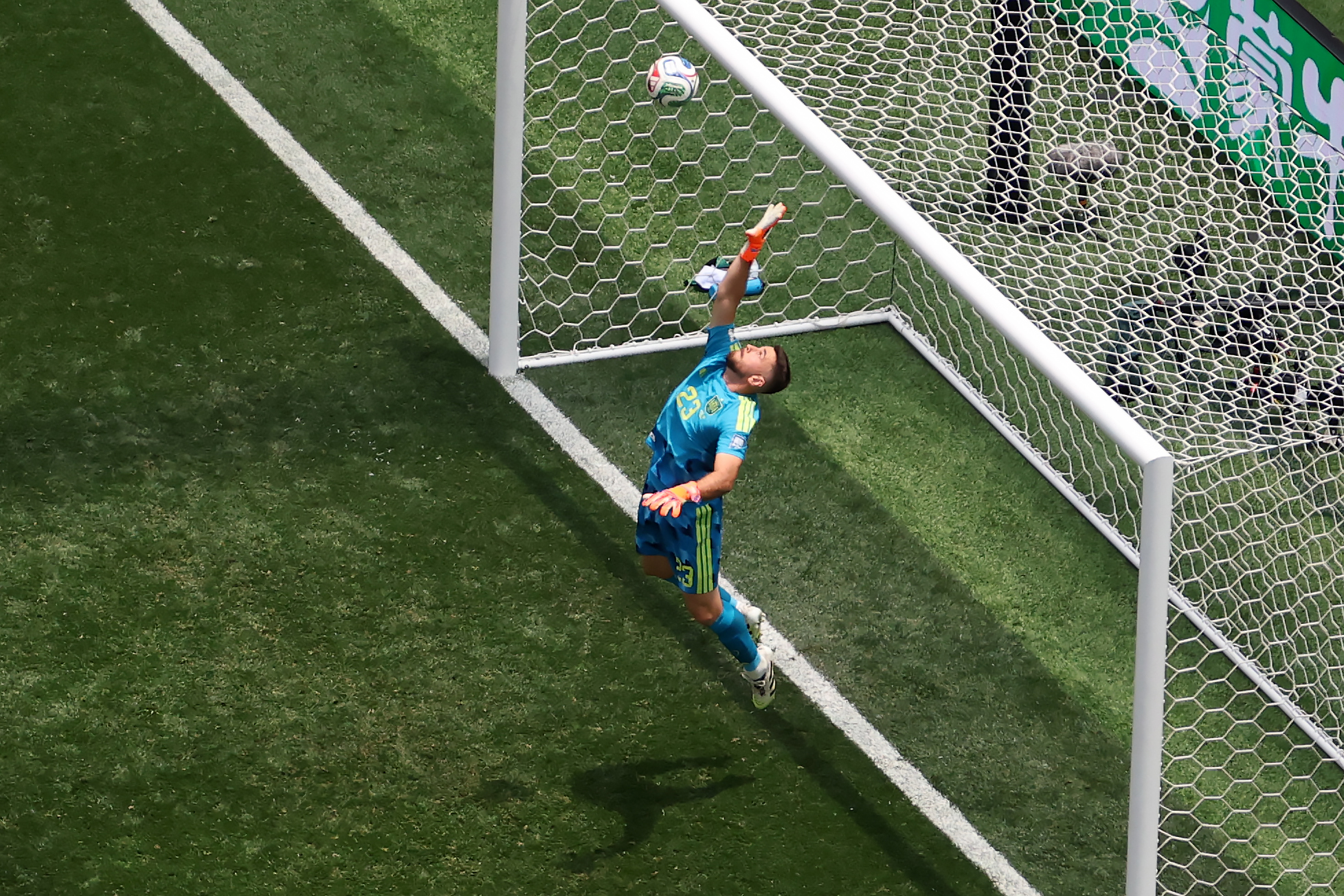 AME6765. LOS ÁNGELES (ESTADOS UNIDOS), 02/07/2026.- Unai Simón de España controla el balón este jueves, en un partido por los dieciseisavos de final del Mundial de la FIFA 2026 entre España y Austria en el estadio SoFi en Los Ángeles (Estados Unidos). EFE/ David Toro