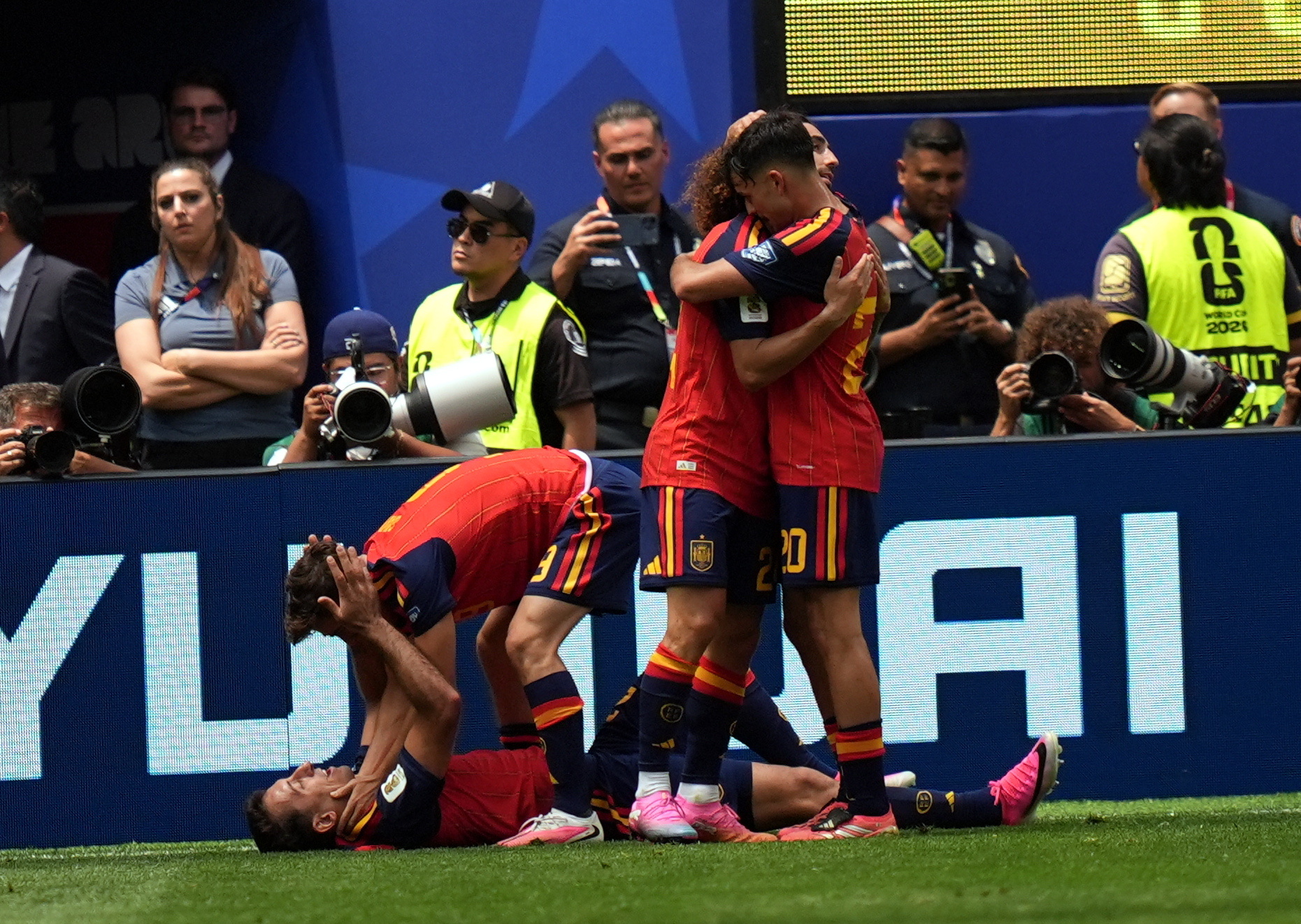 INGLEWOOD (United States), 02/07/2026.- Spain players celebrate after the 3-0 during the FIFA World Cup 2026 Round of 32 match Spain against Austria, in Los Angeles, USA, 02 July 2026. (España) EFE/EPA/SCOTT STRAZZANTE