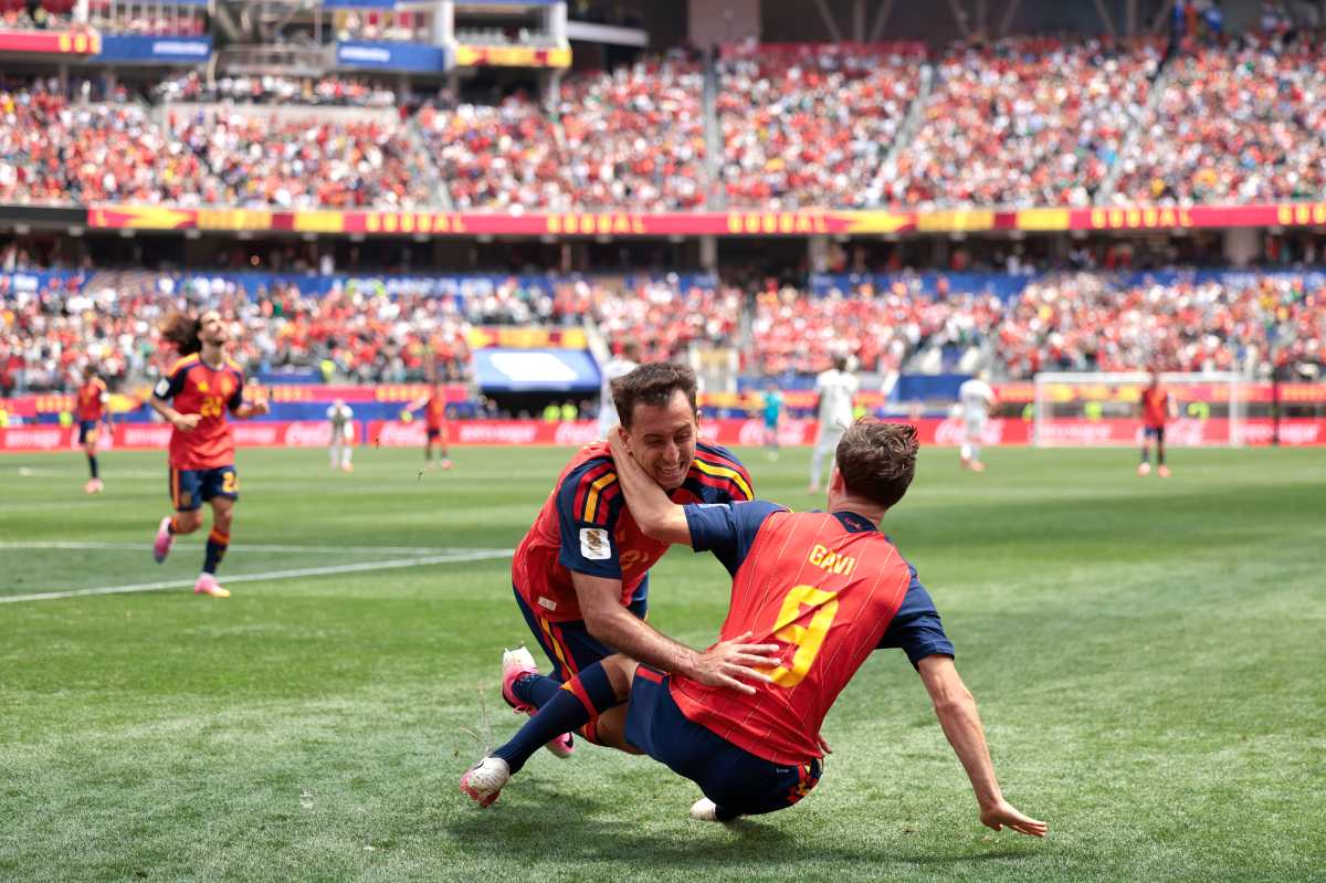 AMDEP7797. LOS ÁNGELES (ESTADOS UNIDOS), 02/07/2026.- Mikel Oyarzabal (i) de España celebra un gol con su compañero Gavi este jueves, en un partido por los dieciseisavos de final del Mundial de la FIFA 2026 entre España y Austria en el estadio SoFi en Los Ángeles (Estados Unidos). EFE/ Lavandeira Jr
