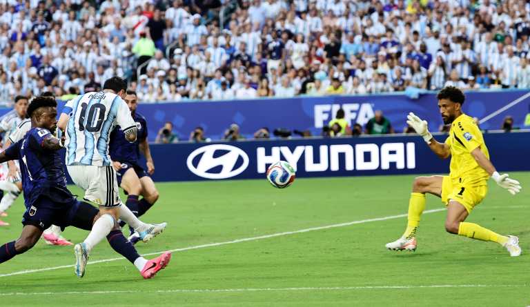 Messi marca su gol 2