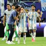 MIAMI (United States), 03/07/2026.- Argentina's head coach Lionel Scaloni talks to team captain Lionel Messi after Argentina scored their third goal during the FIFA World Cup 2026 Round of 32 match Argentina against Cape Verde, in Miami, USA, 03 July 2026. (Cabo Verde) EFE/EPA/RONALD WITTEK MIAMI (United States), 03/07/2026.- Argentina's head coach Lionel Scaloni talks to team captain Lionel Messi after Argentina scored their third goal during the FIFA World Cup 2026 Round of 32 match Argentina against Cape Verde, in Miami, USA, 03 July 2026. (Cabo Verde) EFE/EPA/RONALD WITTEK
