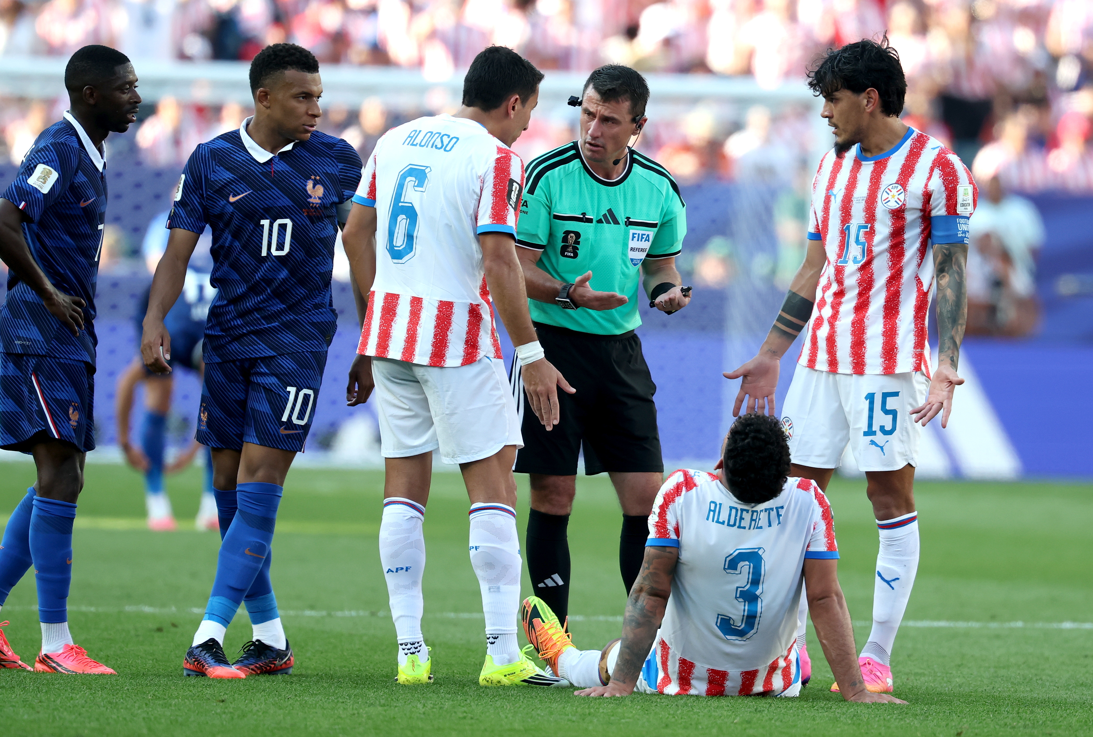 PHILADELPHIA (United States), 05/07/2026.- Referee Ilgiz Tantashev talks to Junior Alonso of Paraguay during the FIFA World Cup 2026 Round of 16 match Paraguay against France, in Philadelphia, USA, 04 July 2026. (Francia, Filadelfia) EFE/EPA/SARAH YENESEL