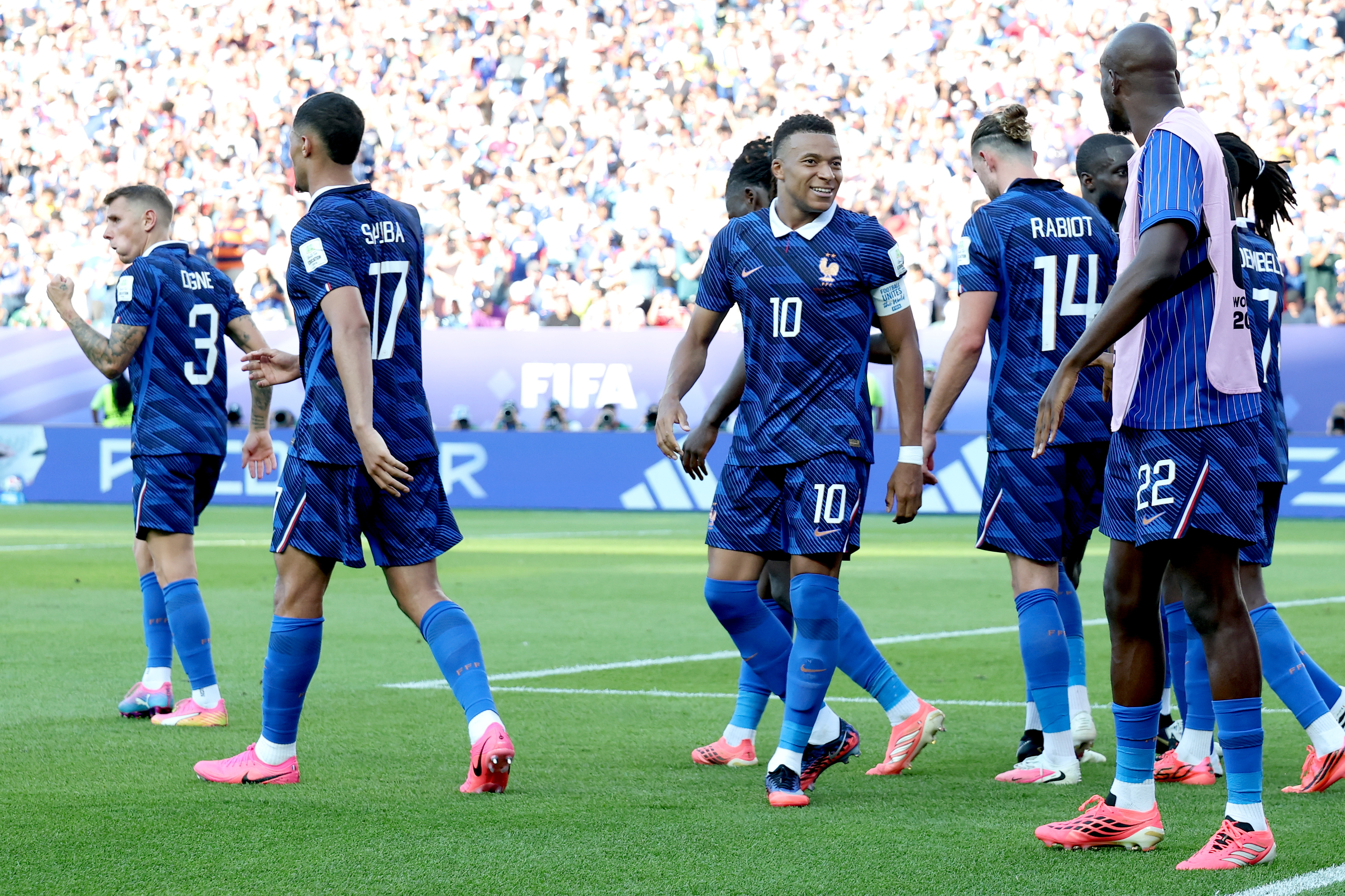 PHILADELPHIA (United States), 05/07/2026.- Kylian Mbappe (C) of France celebrates with teammates after scoring the opening goal with a penalty during the FIFA World Cup 2026 Round of 16 match Paraguay against France, in Philadelphia, USA, 04 July 2026. (Francia, Filadelfia) EFE/EPA/SARAH YENESEL