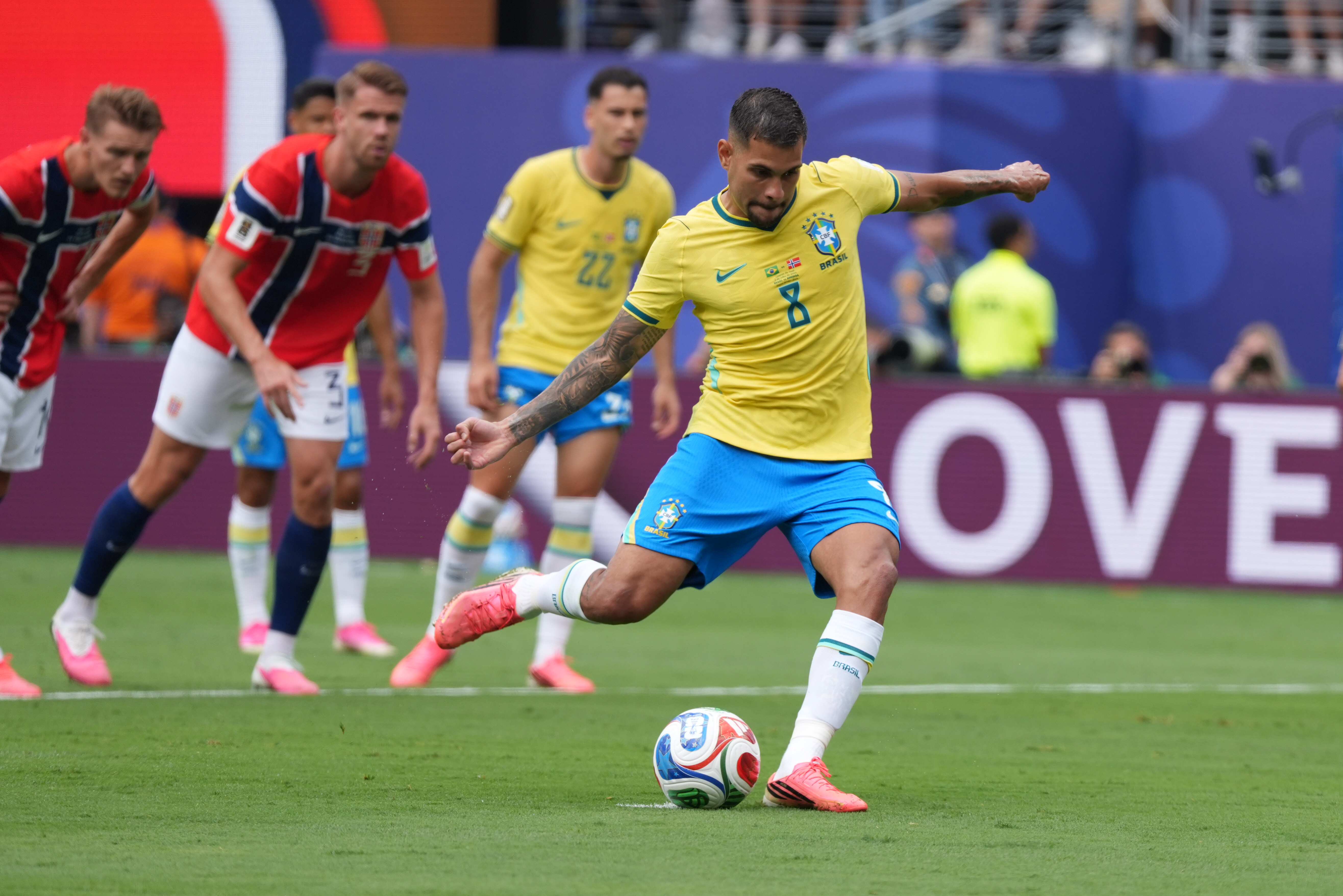 AMDEP8182. NUEVA JERSEY (ESTADOS UNIDOS), 05/07/2026.- Bruno Guimarães de Brasil patea un penalti este domingo, en un partido por los octavos de final del Mundial de la FIFA 2026 entre Brasil y Noruega en el estadio MetLife en Nueva Jersey (Estados Unidos). EFE/ Angel Colmenares