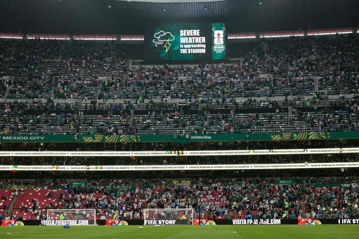 GR1027. CIUDAD DE MÉXICO (MÉXICO), 05/07/2026.- Fotografía donde se ve un anuncio de condiciones meteorológicas adversas este domingo, antes de un partido de los octavos de final del Mundial de la FIFA 2026 entre México e Inglaterra en el estadio Azteca en la Ciudad de México (México). La amenaza de una tormenta ha puesto en riesgo el inicio a tiempo del partido México-Inglaterra. EFE/ José Méndez