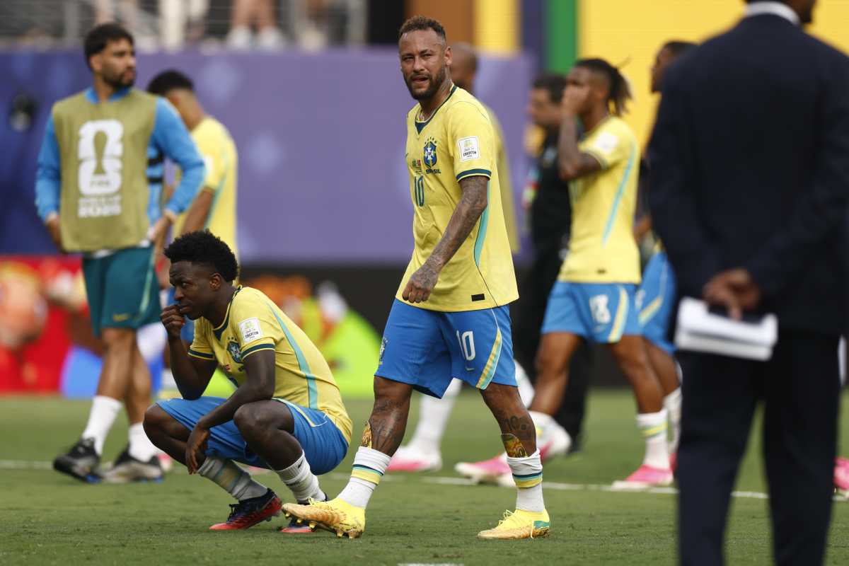 EAST RUTHERFORD (United States), 06/07/2026.- Brazil's Vinicius Junior (L) and Neymar (C) react after their defeat in the FIFA World Cup 2026 Round of 16 match Brazil against Norway, in New Jersey, USA, 05 July 2026. (Brasil, Noruega) EFE/EPA/WILL OLIVER