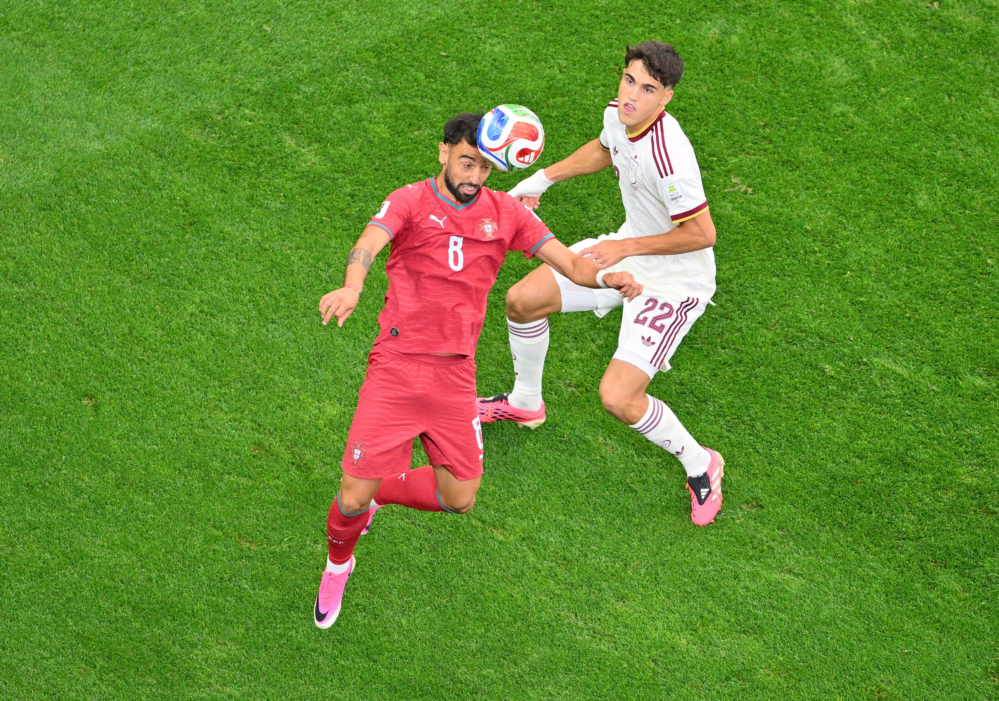 DALLAS (United States), 06/07/2026.- Bruno Fernandes of Portugal (L) and Pau Cubarsi of Spain in action during the FIFA World Cup 2026 Round of 16 match Portugal against Spain, in Dallas, USA, 06 July 2026. (España) EFE/EPA/SAM WASSON