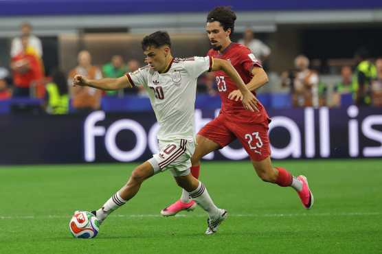 DALLAS (United States), 06/07/2026.- Pedri (L) of Spain in action against Vitinha of Portugal during the FIFA World Cup 2026 Round of 16 match Portugal against Spain, in Dallas, USA, 06 July 2026. (España) EFE/EPA/CHRISTOPHER NEUNDORF