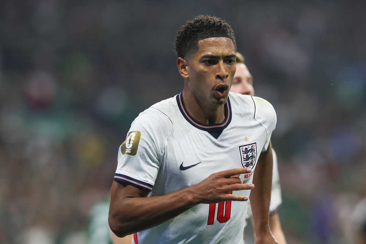 GR1123. CIUDAD DE MÉXICO (MÉXICO), 05/07/2026.- Jude Bellingham de Inglaterra celebra un gol este domingo, en un partido por los octavos de final del Mundial de la FIFA 2026 entre México e Inglaterra en el estadio Azteca en Ciudad de México (México). La amenaza de una tormenta ha puesto en riesgo el inicio a tiempo del partido. EFE/ Alex Cruz