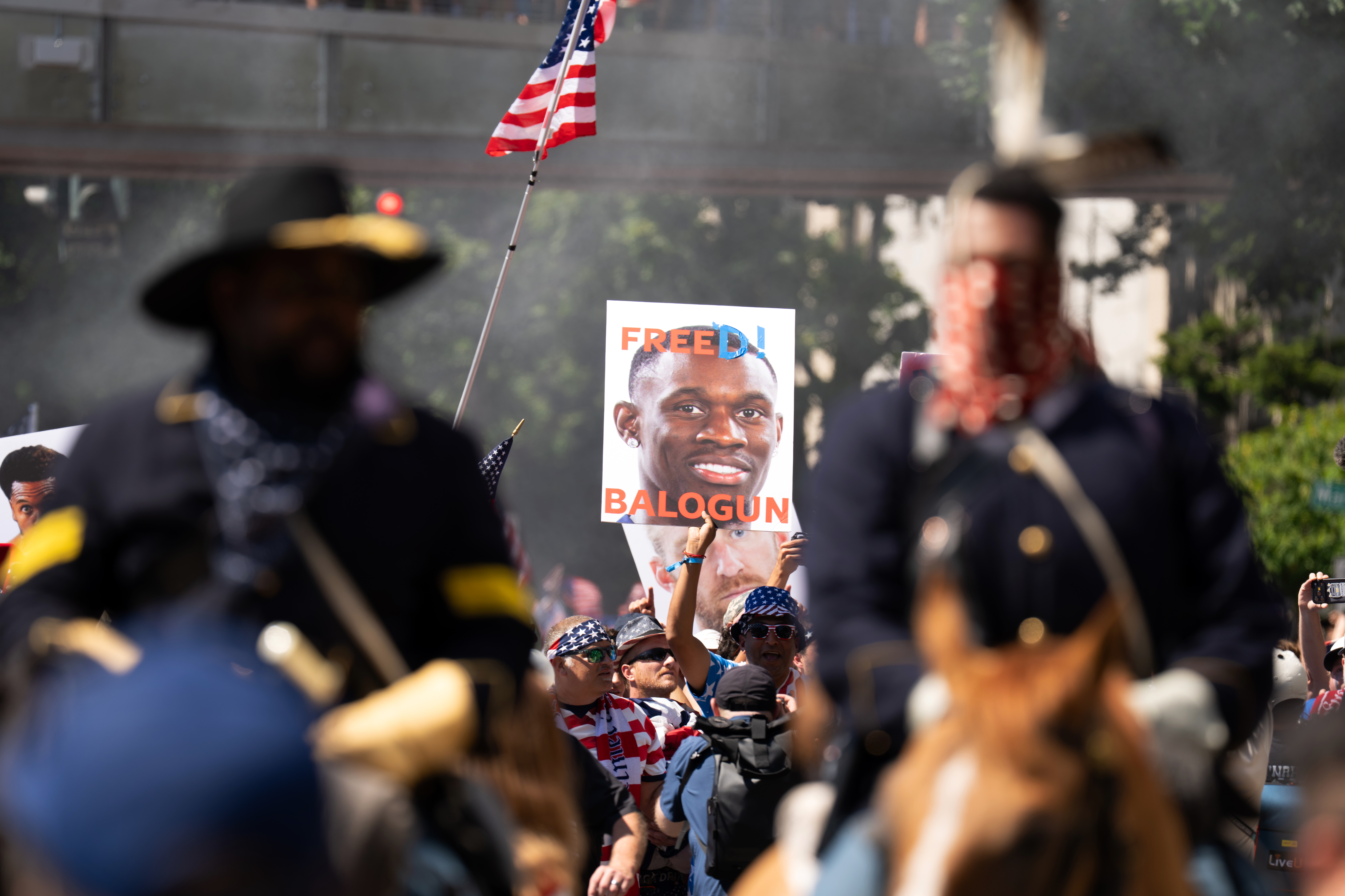 SEATTLE (United States), 07/07/2026.- Supporters of USA hold a picture of US player Folarin Balogun and the words 'Freed Balogun' as they march to the stadium ahead of the FIFA World Cup 2026 Round of 16 match USA against Belgium, in Seattle, Washington, USA, 06 July 2026. (Bélgica) EFE/EPA/STEPHEN BRASHEAR