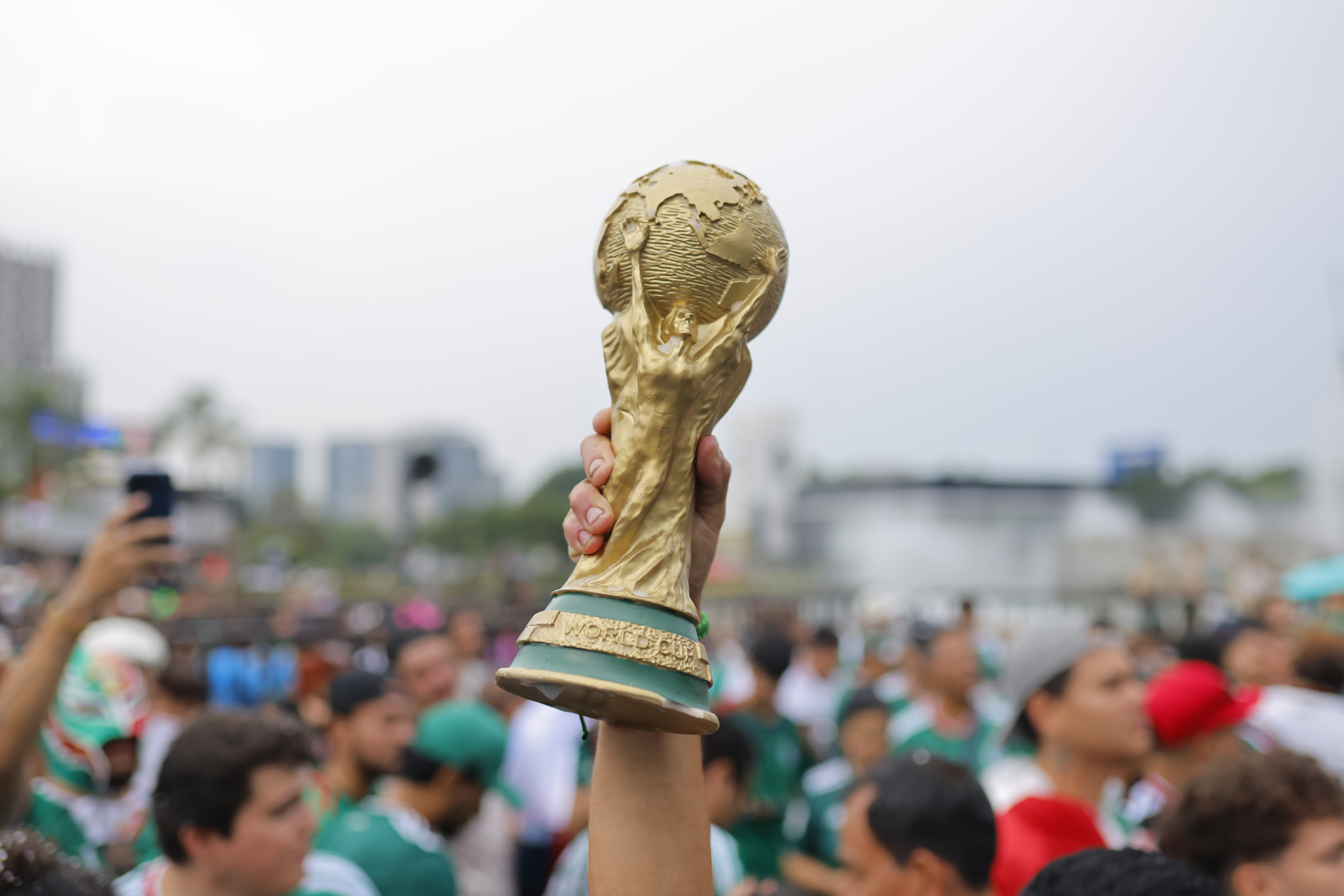 AME7818. GUADALAJARA (MÉXICO), 05/07/2026.- Una persona sostiene una copa del Mundial de la FIFA 2026 este domingo, durante un partido por los octavos de final entre México e Inglaterra, en la glorieta de La Minerva en Guadalajara (México). EFE/ Francisco Guasco