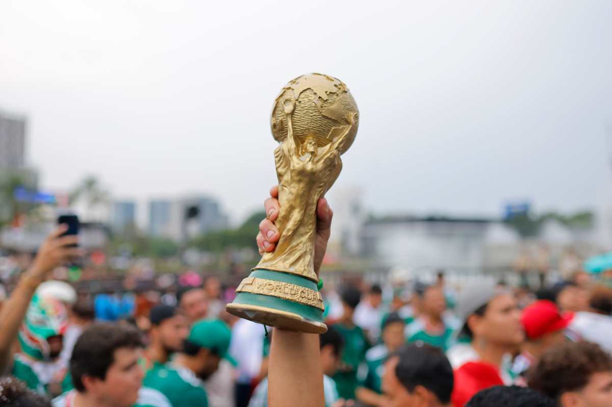 AME7818. GUADALAJARA (MÉXICO), 05/07/2026.- Una persona sostiene una copa del Mundial de la FIFA 2026 este domingo, durante un partido por los octavos de final entre México e Inglaterra, en la glorieta de La Minerva en Guadalajara (México). EFE/ Francisco Guasco