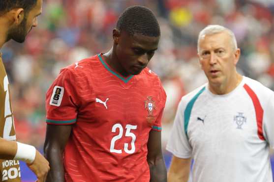DALLAS (United States), 06/07/2026.- Nuno Mendes of Portugal leaves the pitch due to an injury during the FIFA World Cup 2026 Round of 16 match Portugal against Spain, in Dallas, USA, 06 July 2026. (España) EFE/EPA/CHRISTOPHER NEUNDORF