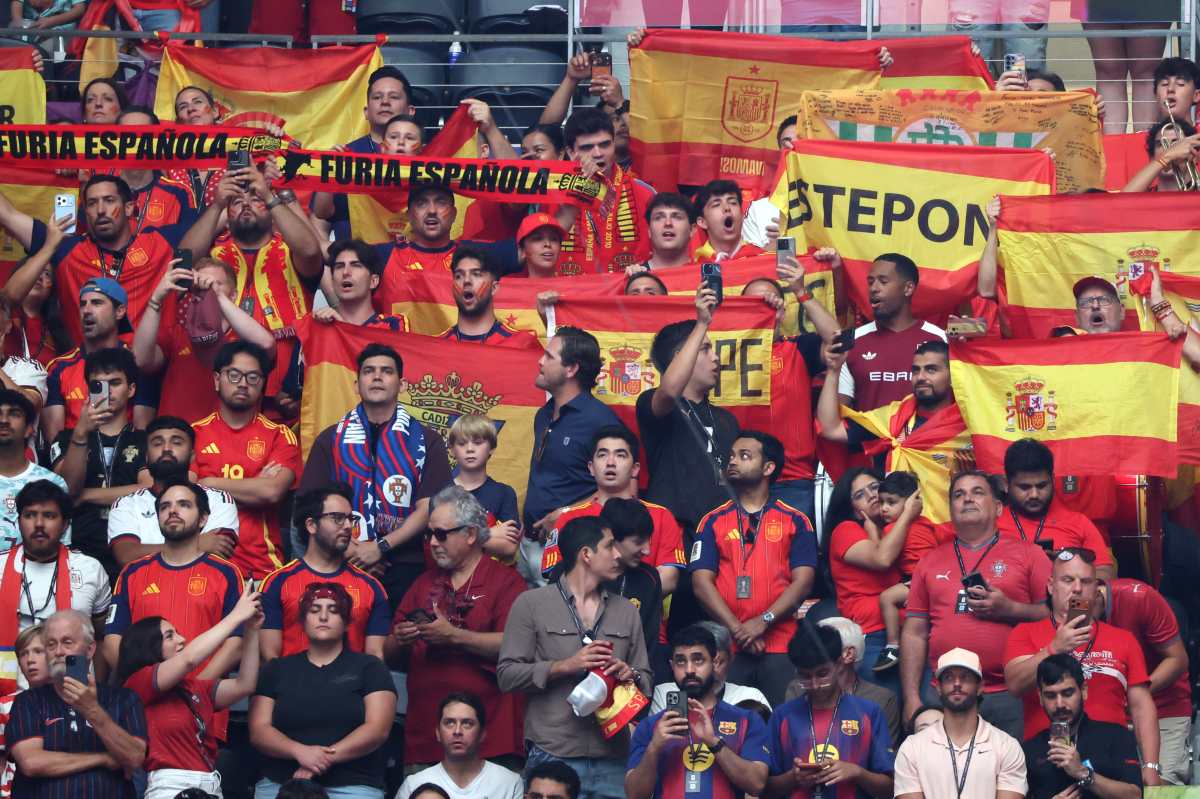 AMDEP8365. ARLINGTON (ESTADOS UNIDOS), 06/07/2026.- Aficionados de España anima a su equipo este lunes, en un partido de los octavos de final del Mundial de la FIFA 2026 entre Portugal y España en el estadio AT&T en Arlington (Estados Unidos). EFE/ Lavandeira Jr