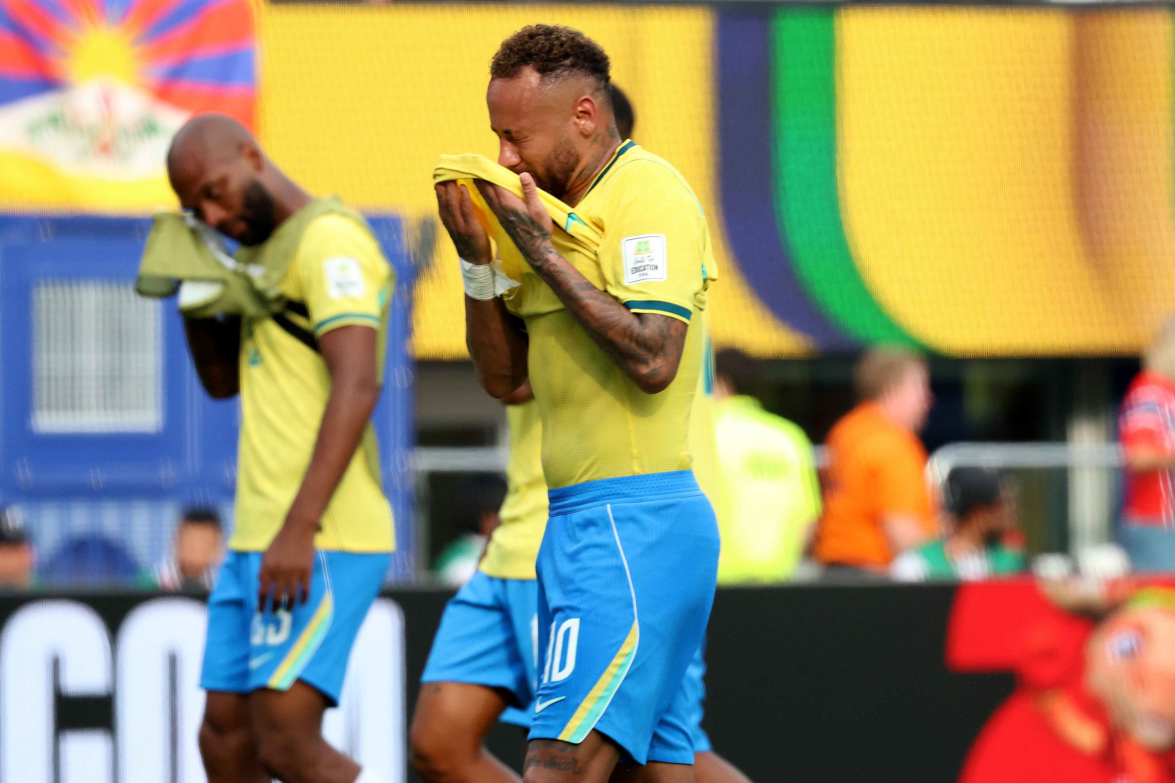 PHOTODAY AMDEP8171. NEW JERSEY (UNITED STATES), 07/05/2026.- Neymar (c) of Brazil cries this Sunday, at the end of a match for the round of 16 of the 2026 FIFA World Cup between Brazil and Norway at MetLife Stadium in New Jersey (United States). EFE/ Octavio Guzman
