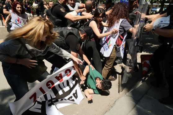 ANKARA (Turkey), 07/07/2026.- Police and protesters clash during an anti-NATO protest in Ankara, Turkey, 07 July 2026. The demonstration, organized by the Communist Party of Turkey (TKP), calls for NATO to leave Turkey and opposes the alliance's military policies ahead of the NATO Summit. (Protestas, Turquía) EFE/EPA/NECATI SAVAS