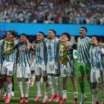 ATLANTA (ESTADOS UNIDOS), 07/07/2026.- Jugadores argentinos celebran la victoria ante Egipto tras el partido de octavos de final del Mundial 2026 este martes en el Atlanta Stadium. EFE/Alberto Boal