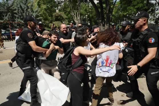 ANKARA (Turkey), 07/07/2026.- Police and protesters clash during an anti-NATO protest in Ankara, Turkey, 07 July 2026. The demonstration, organized by the Communist Party of Turkey (TKP), calls for NATO to leave Turkey and opposes the alliance's military policies ahead of the NATO Summit. (Protestas, Turquía) EFE/EPA/NECATI SAVAS